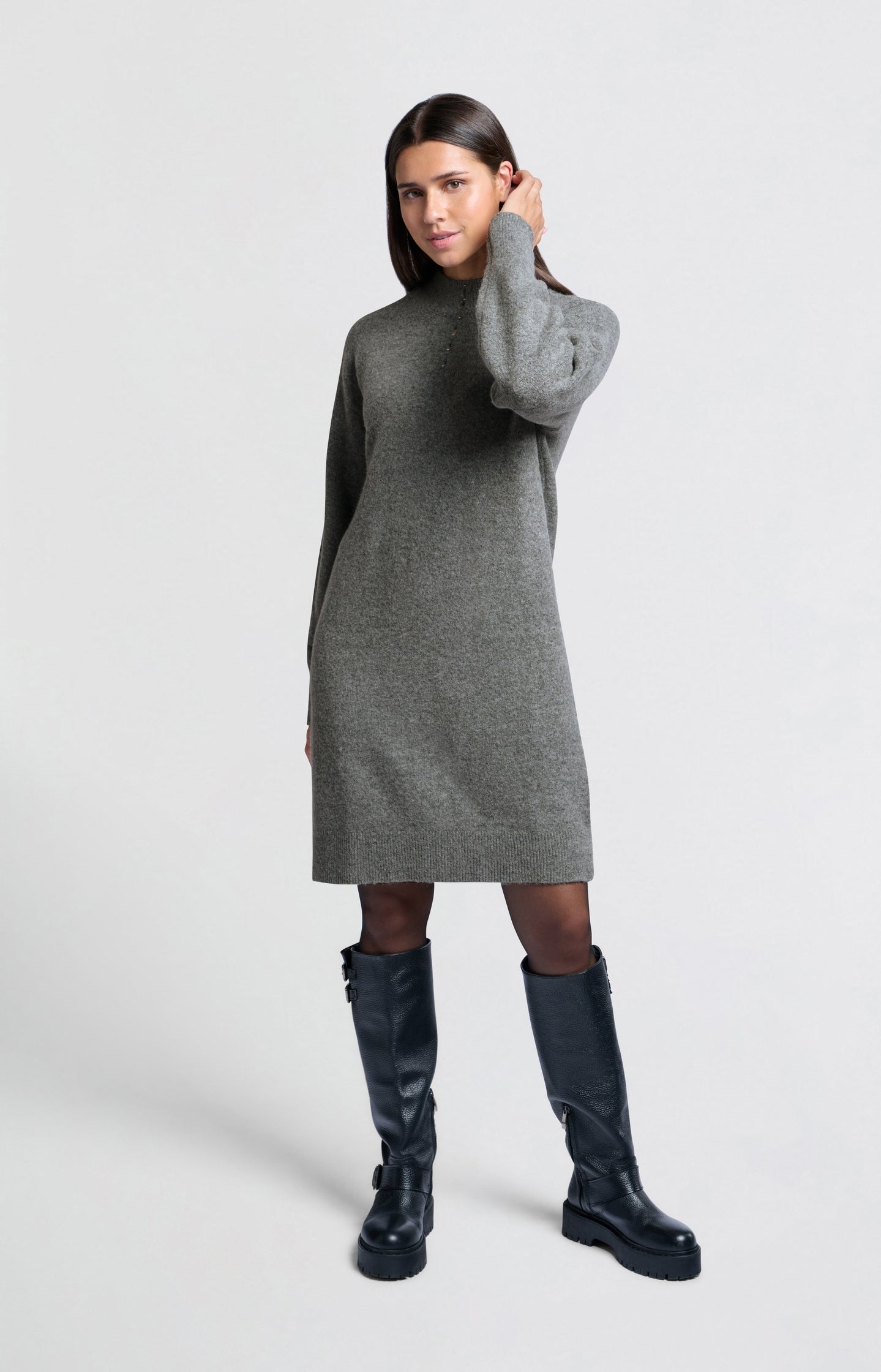 Knitted dress with buttons, long sleeves and round neck