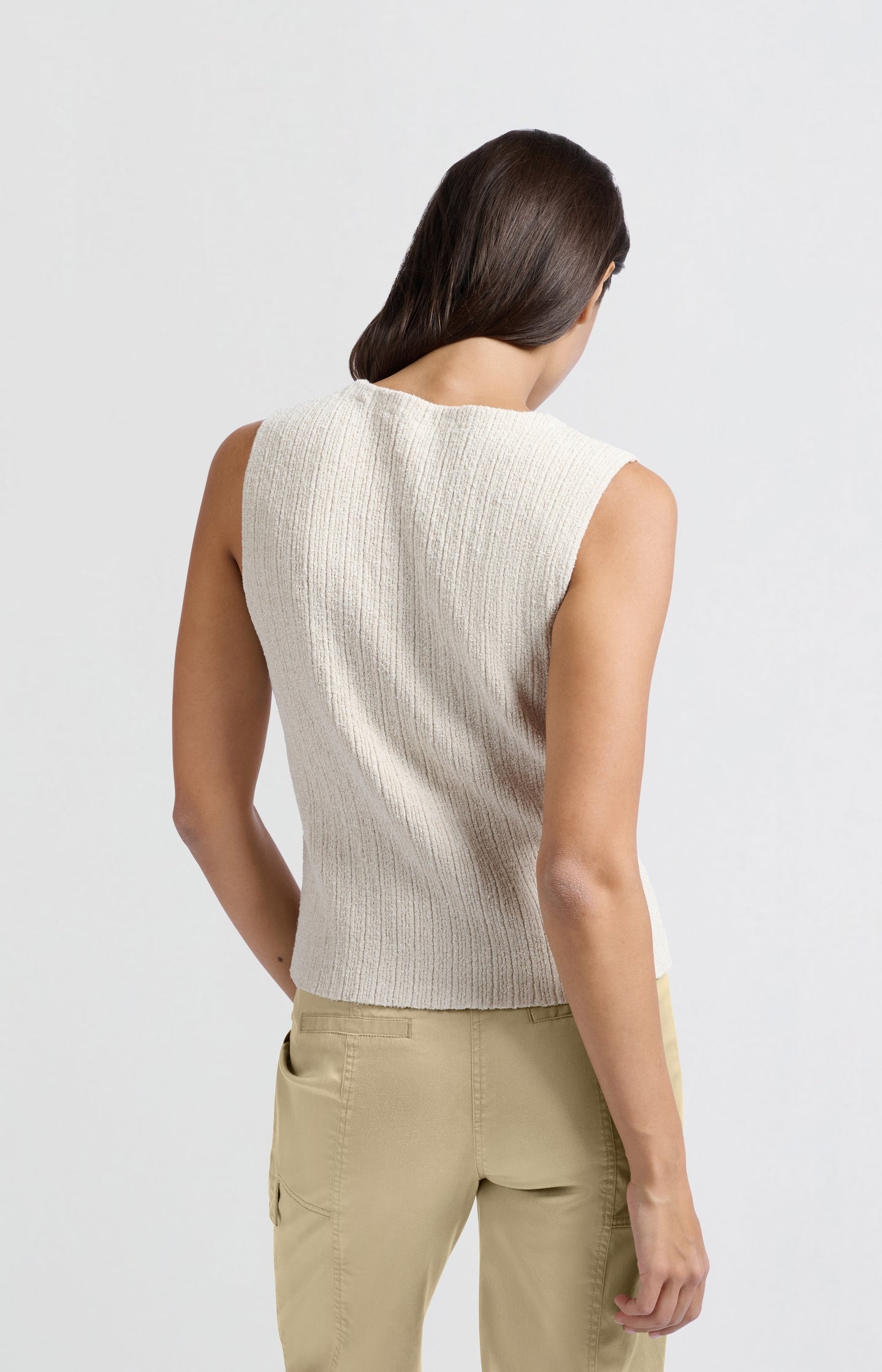 Knitted gilet with ribbed texture and button closure