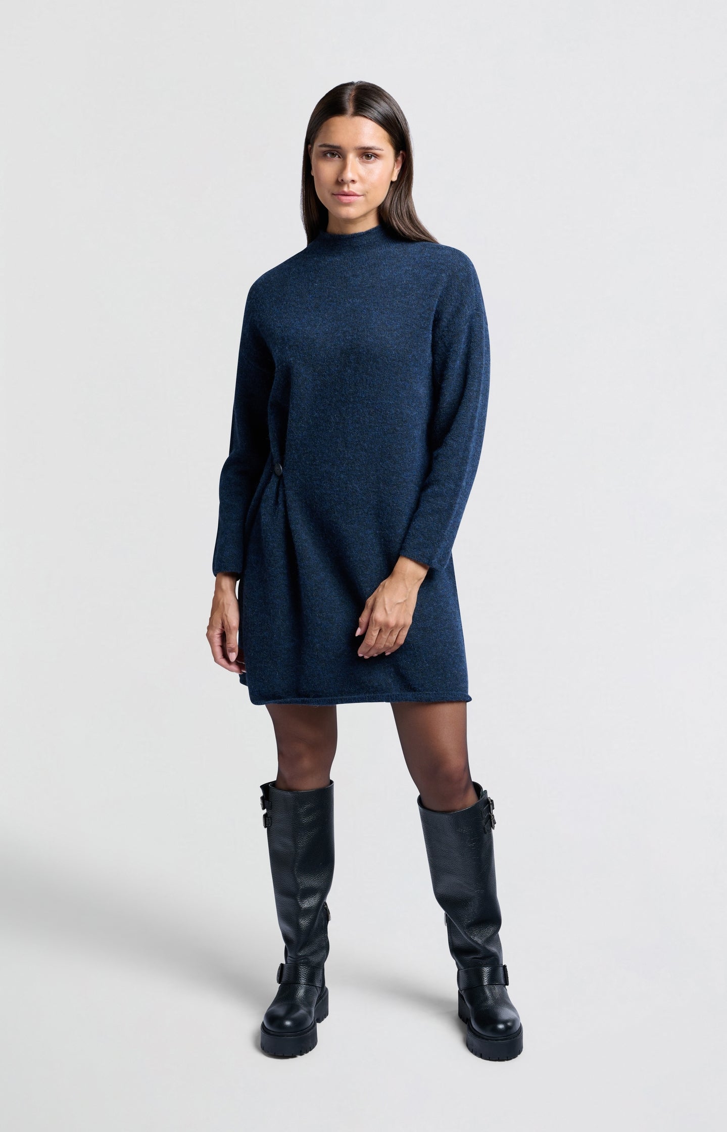 Knitted midi dress with round neck and loose fit