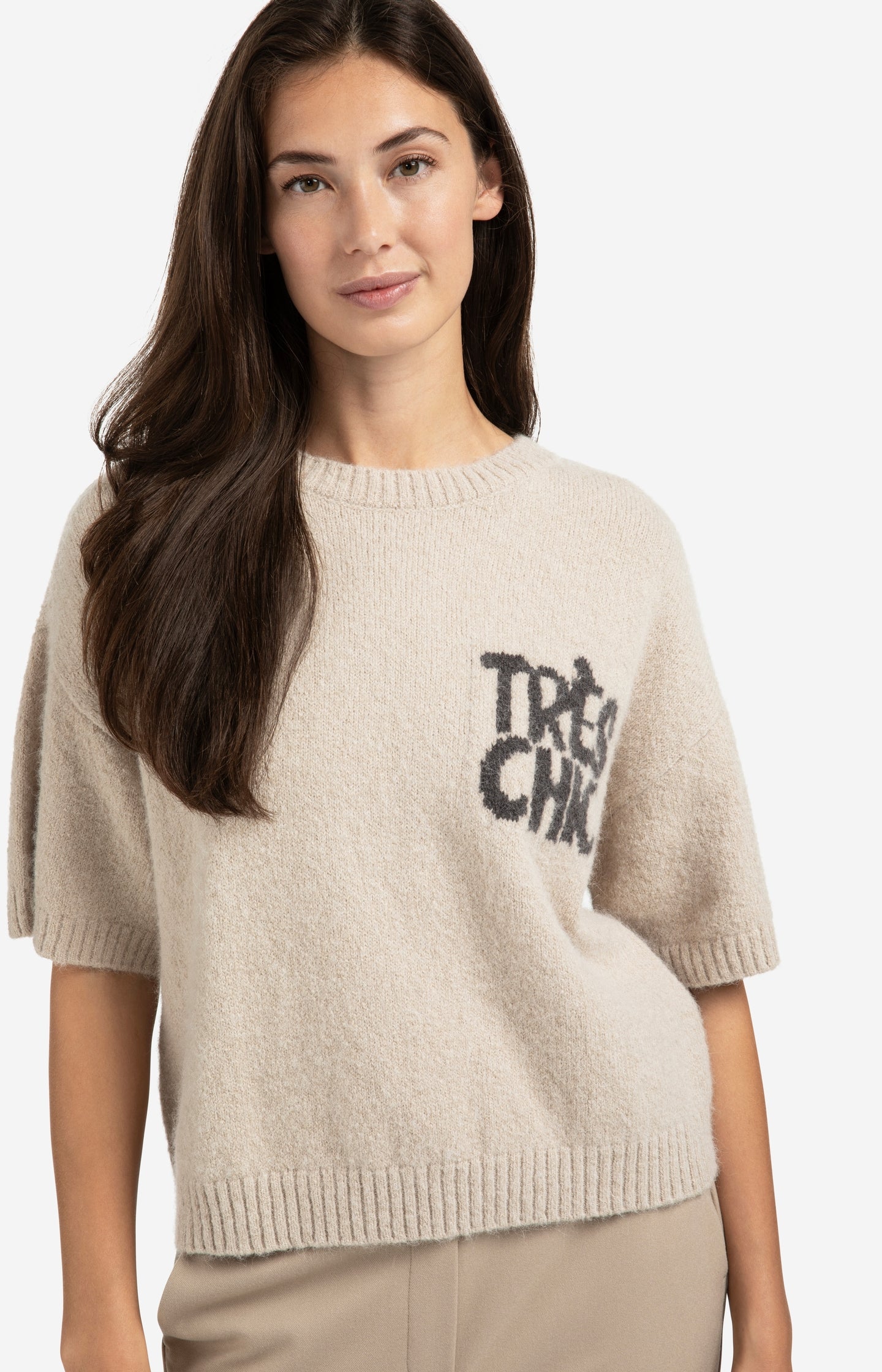 Knitted short sleeve sweater with artwork