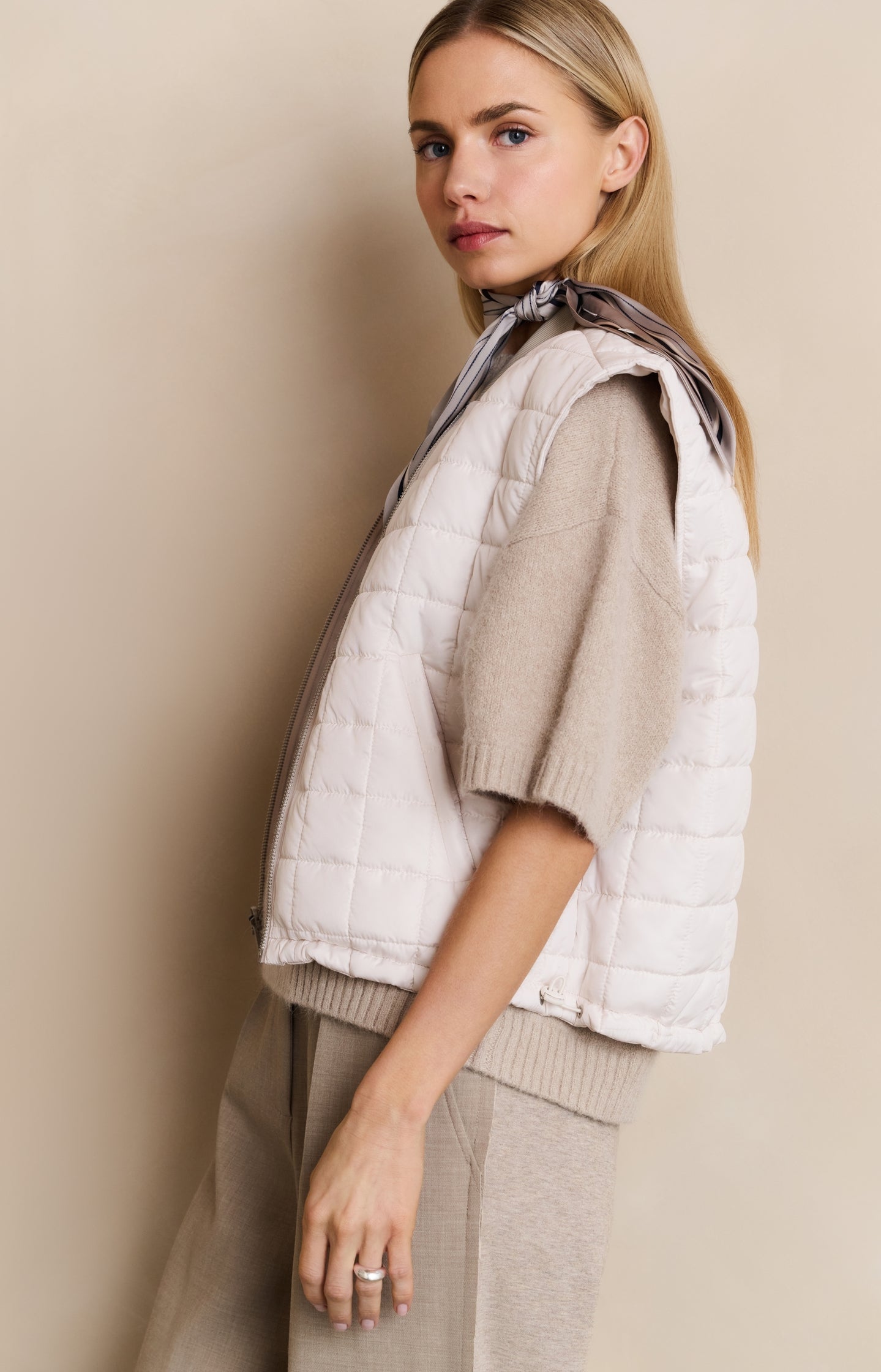 Knitted short sleeve sweater with artwork