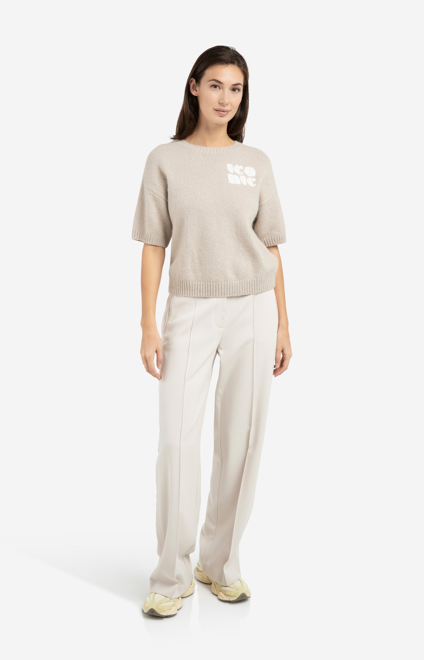 Knitted short sleeve sweater with artwork