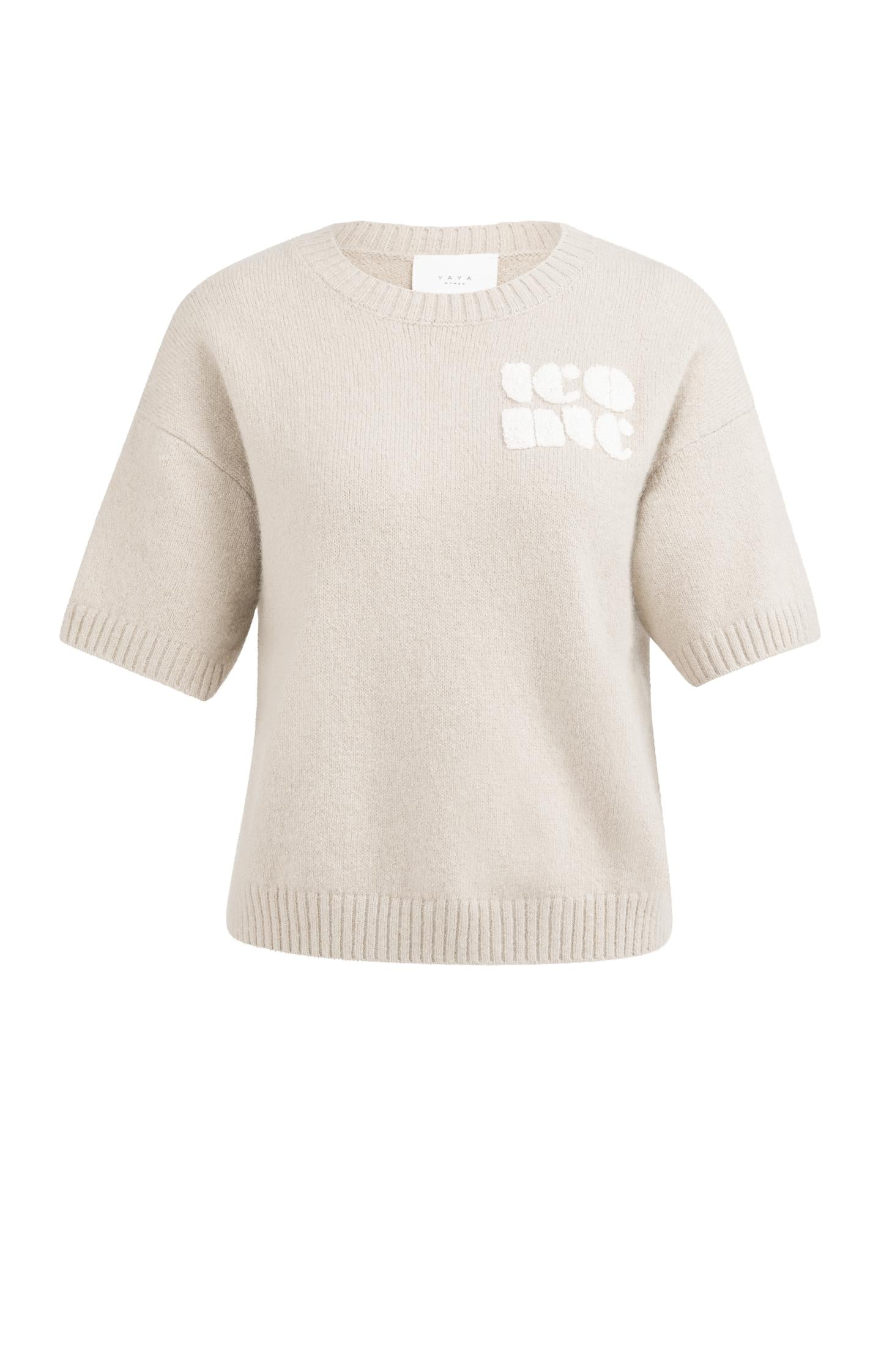 Knitted short sleeve sweater with artwork