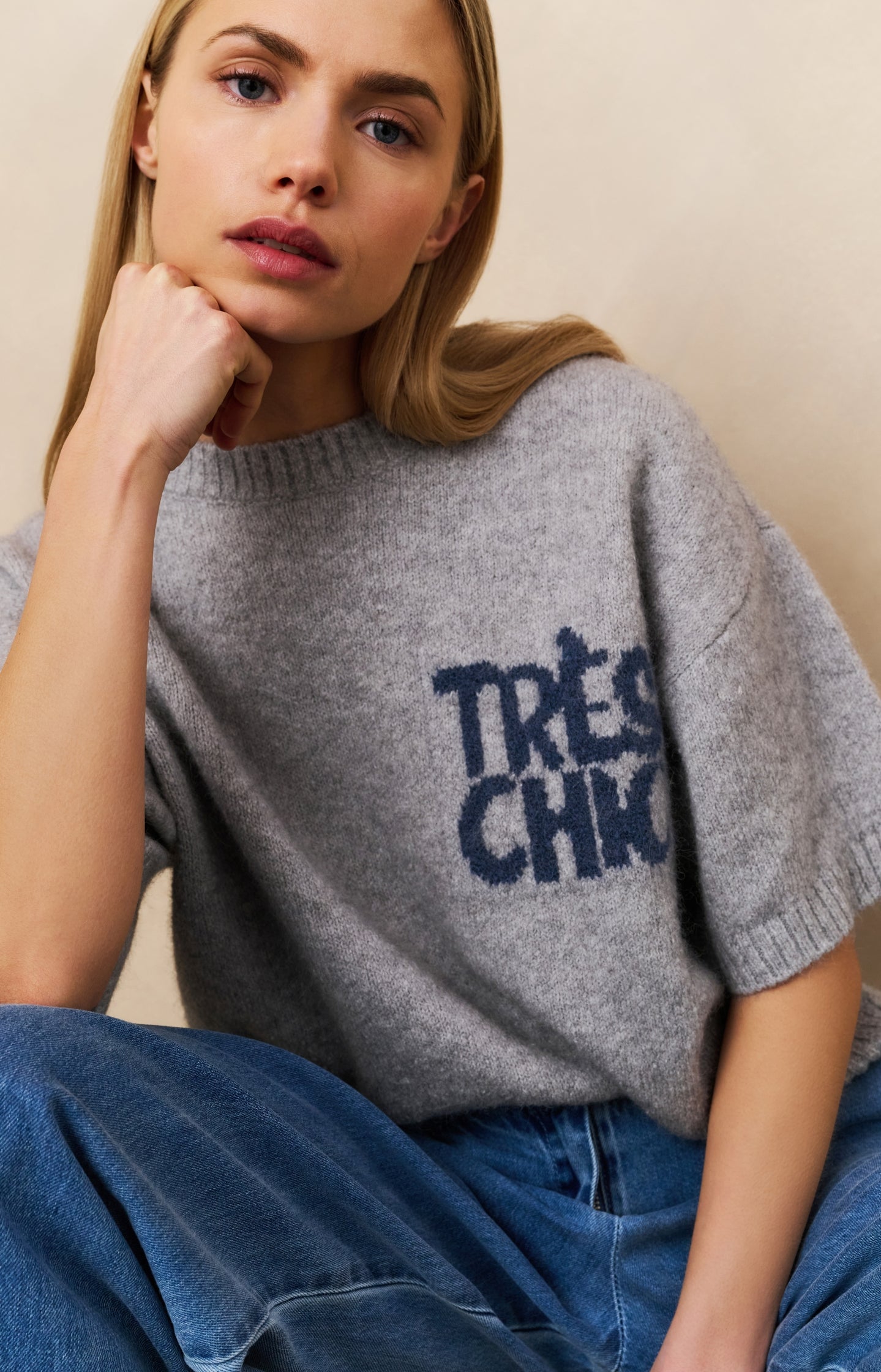 Knitted short sleeve sweater with artwork