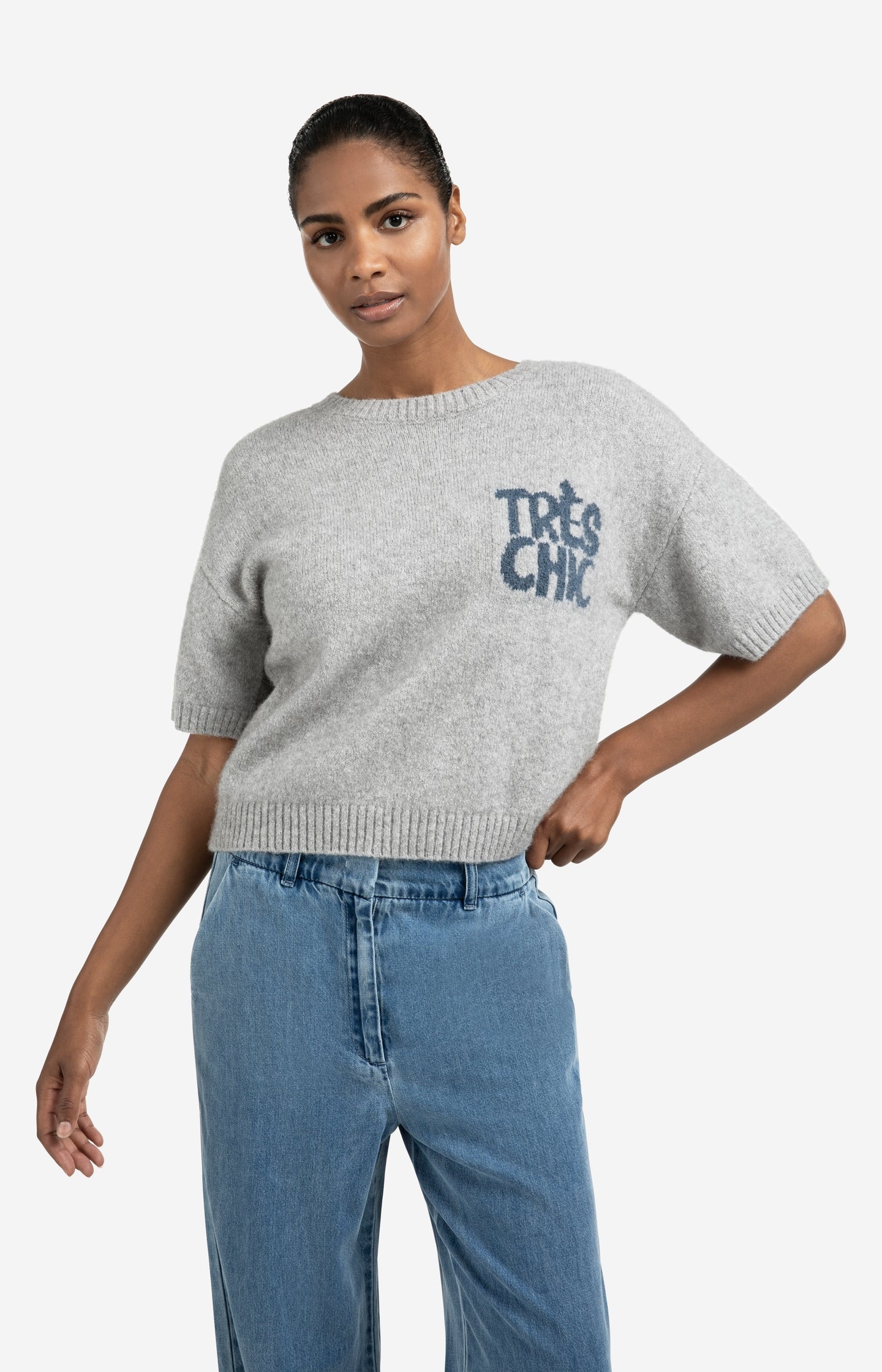 Knitted short sleeve sweater with artwork