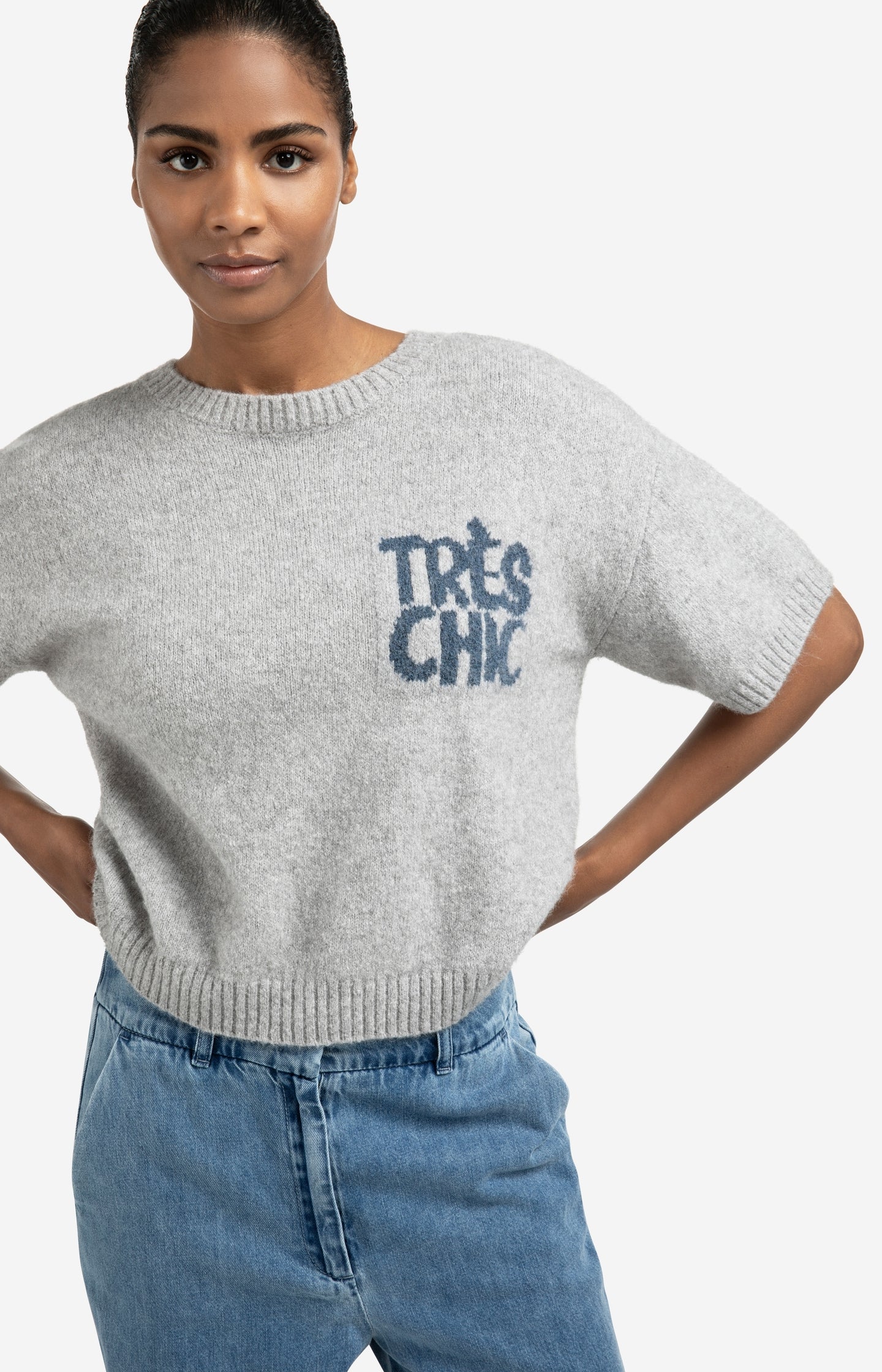 Knitted short sleeve sweater with artwork