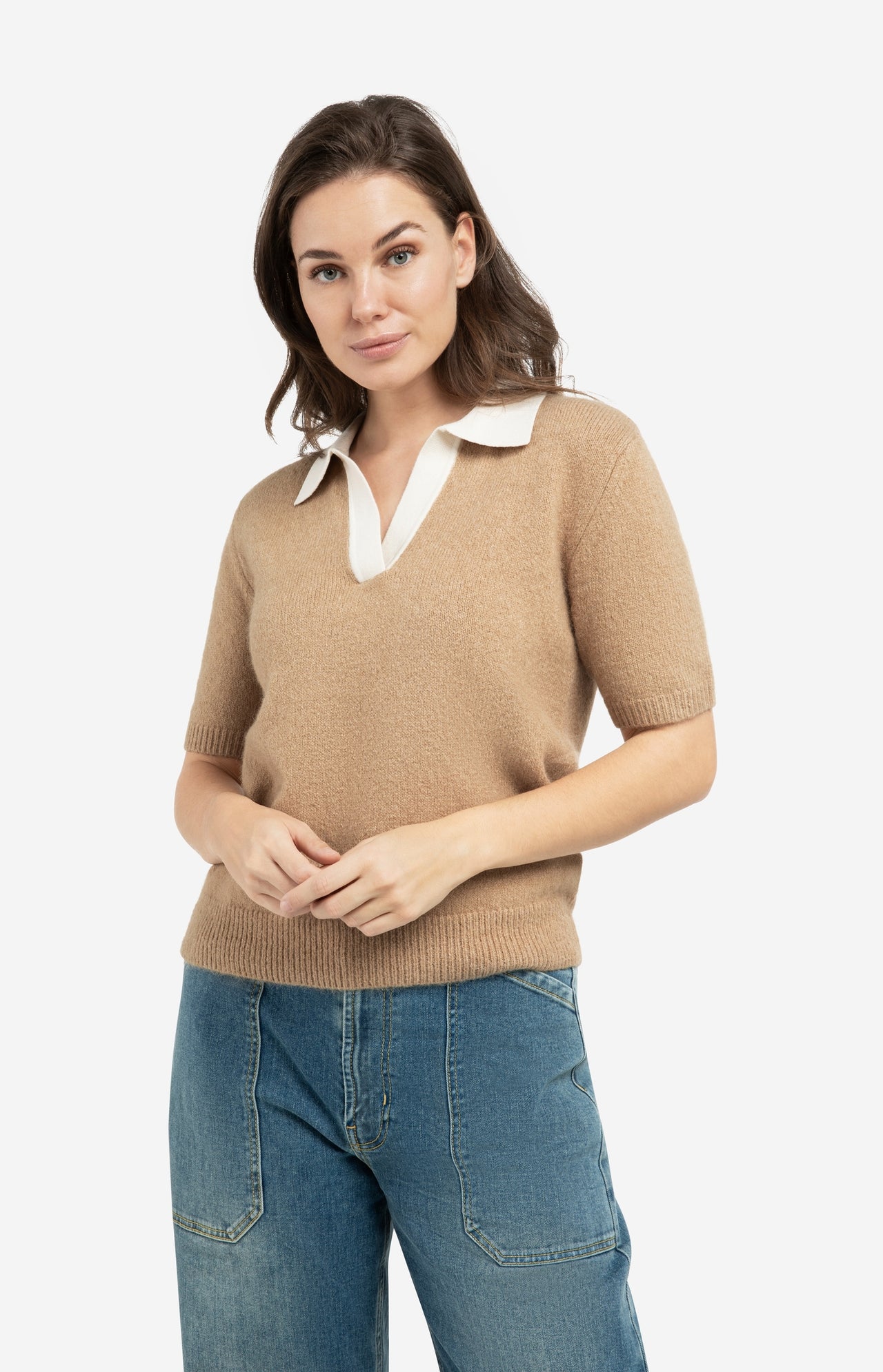 Knitted short-sleeve sweater with contrast collar