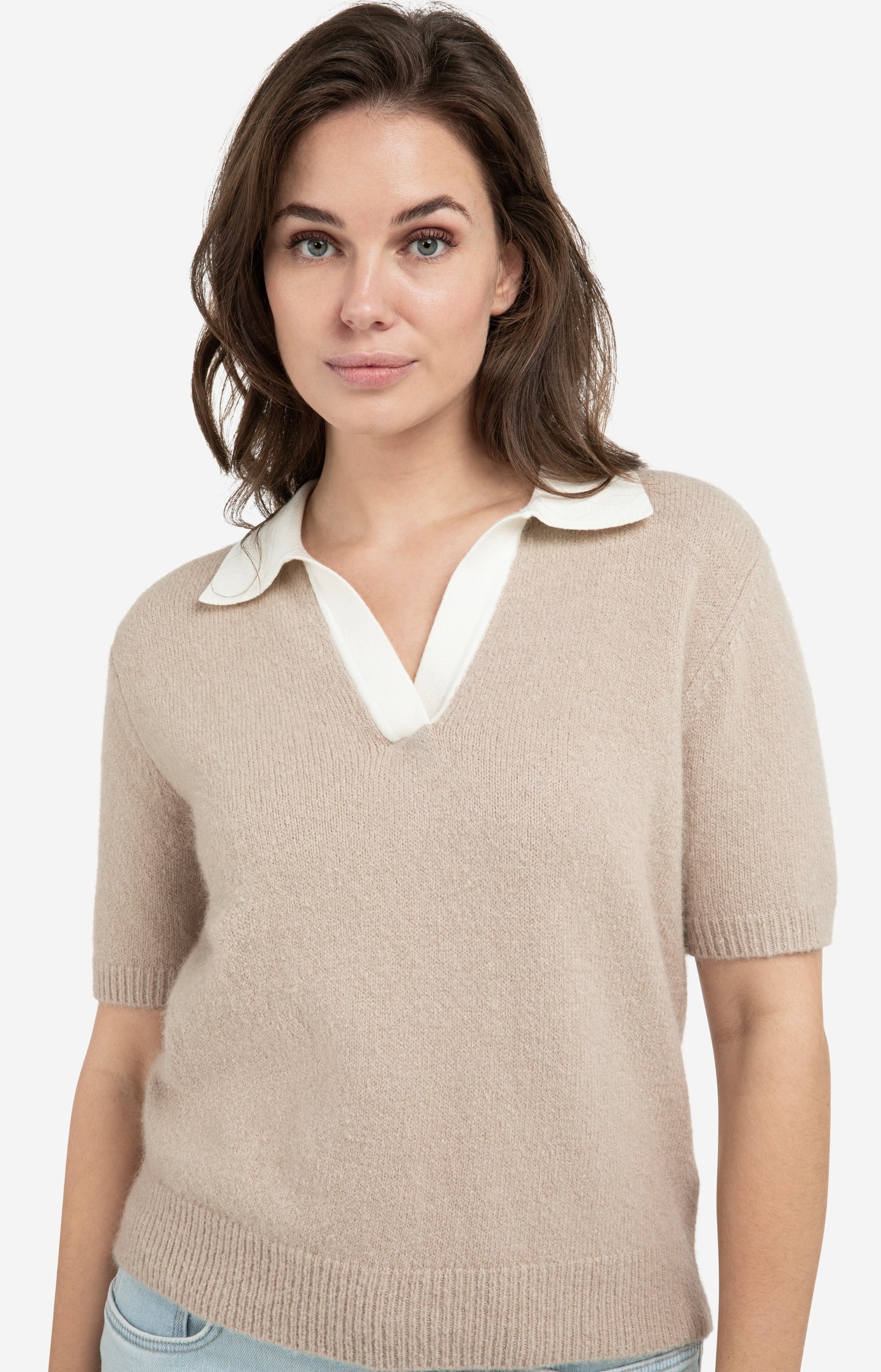Knitted short-sleeve sweater with contrast collar