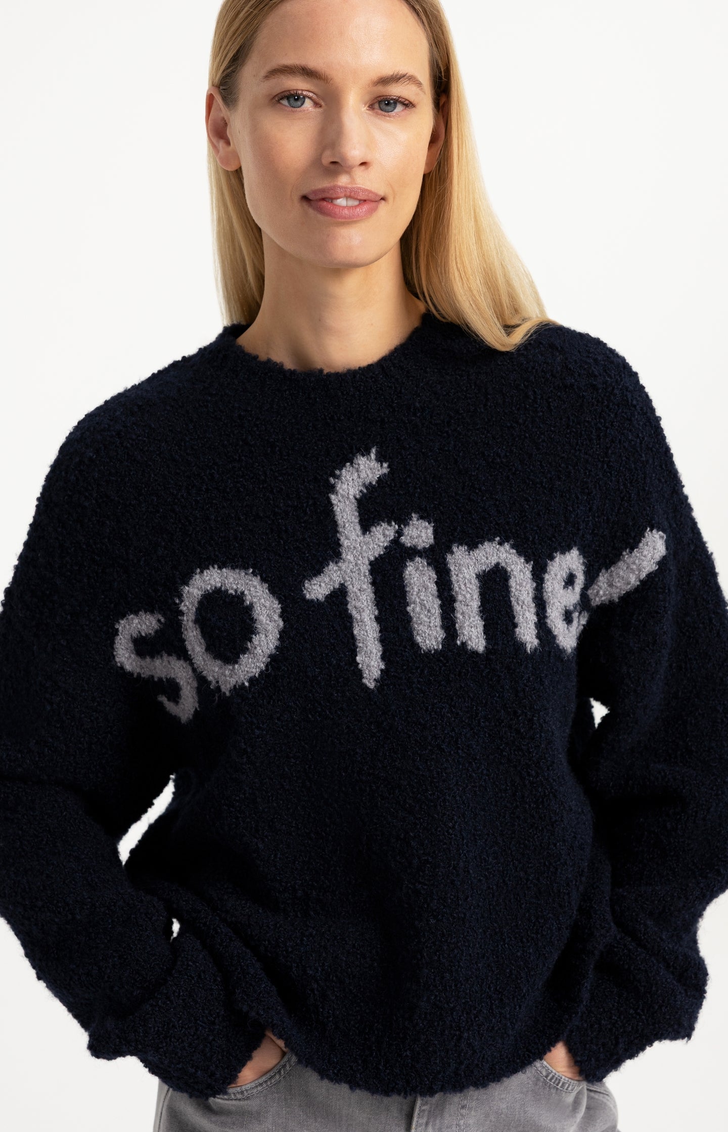 Knitted sweater with artwork