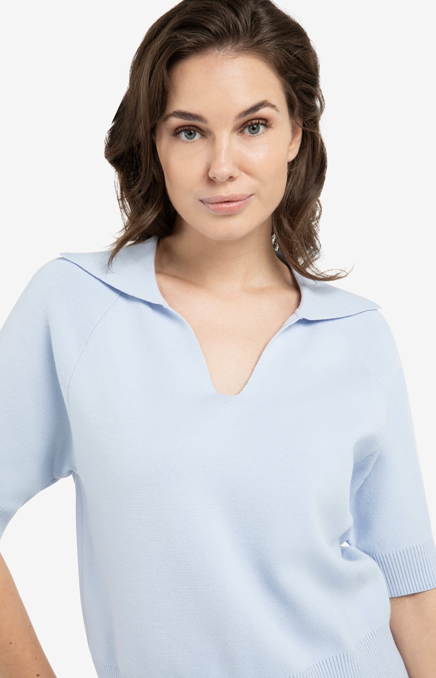 Knitted sweater with collar and short sleeves