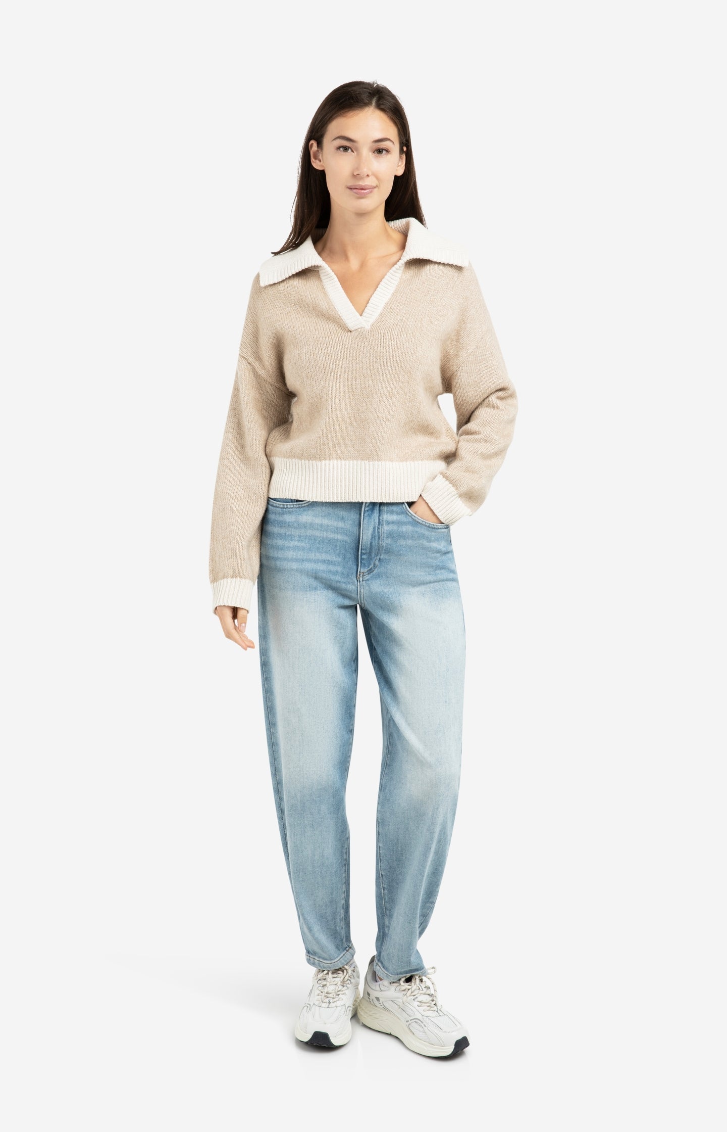 Knitted sweater with contrast collar and trims