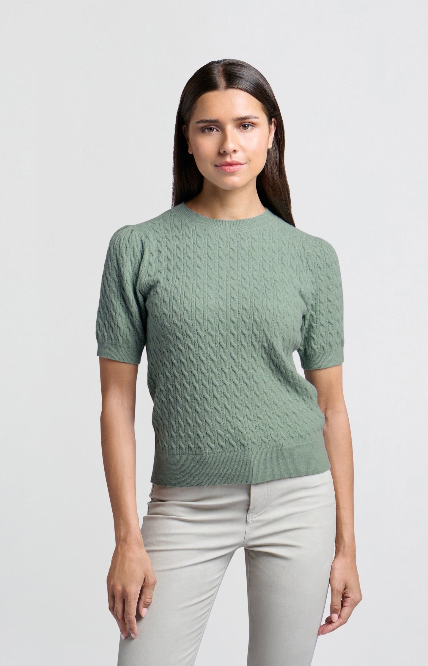 Knitted sweater with short sleeves and cable pattern