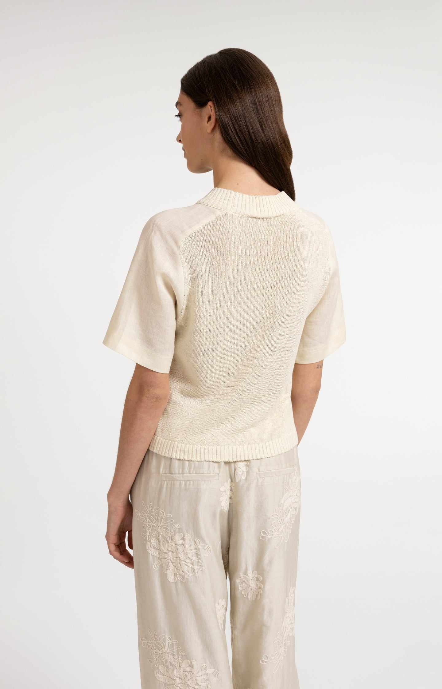 Knitted top with short sleeves and ribbed neckline - Type: video