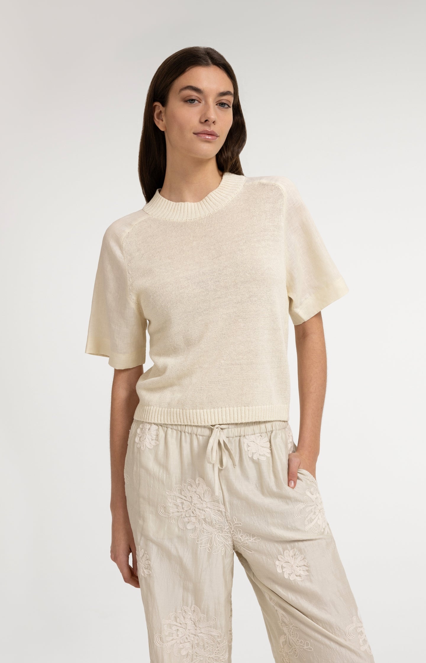 Knitted top with short sleeves and ribbed neckline - Type: video