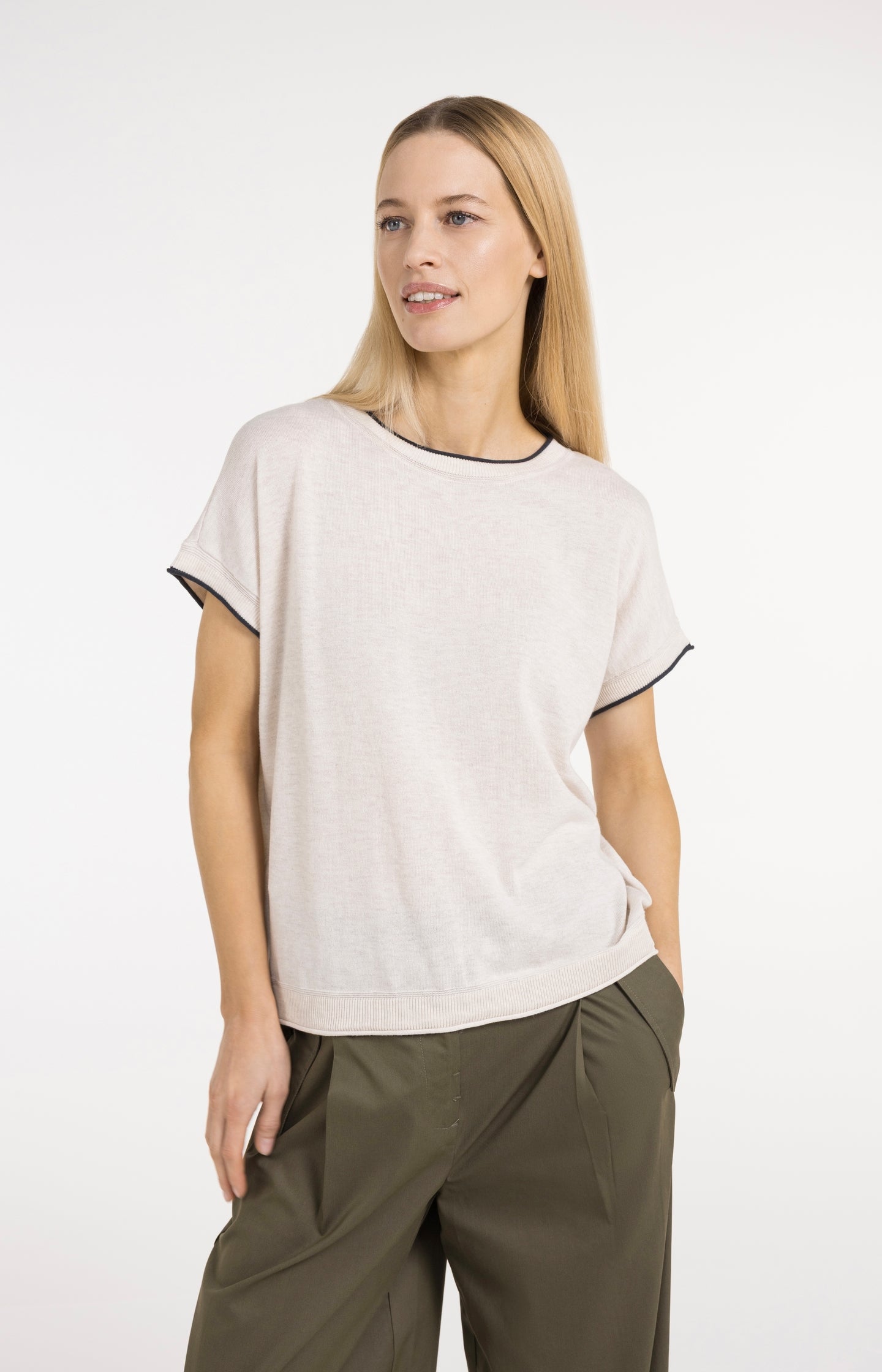 Knitted top with short sleeves and rolled edges