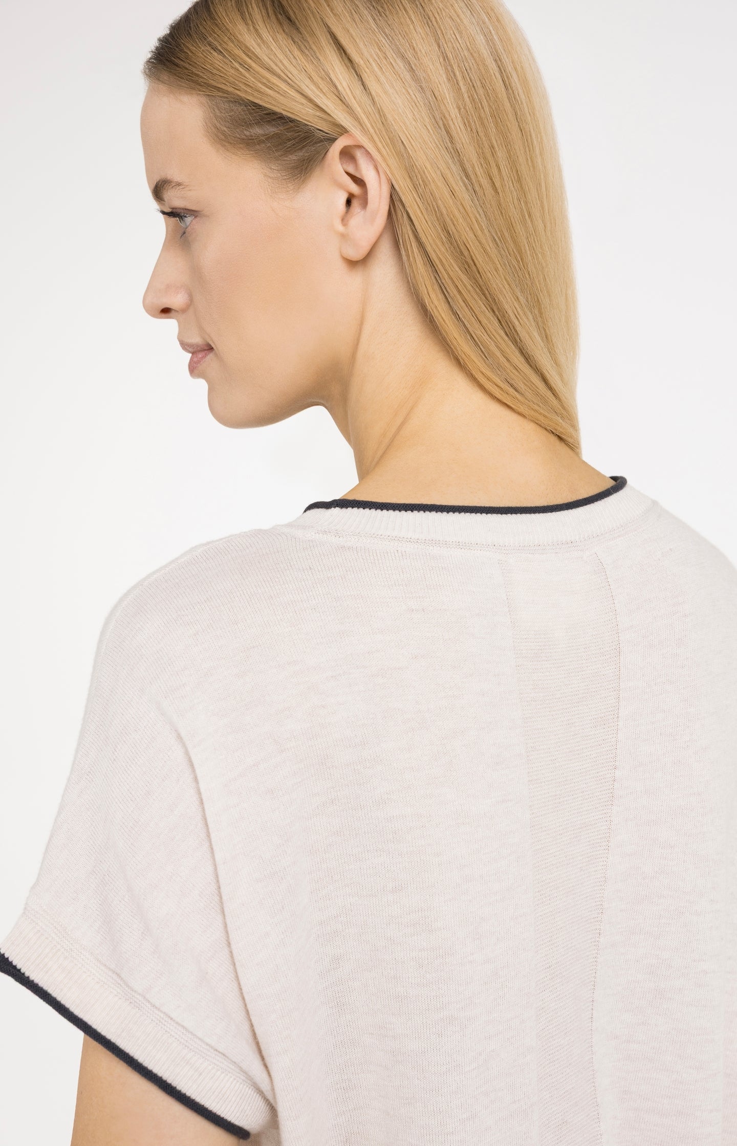 Knitted top with short sleeves and rolled edges