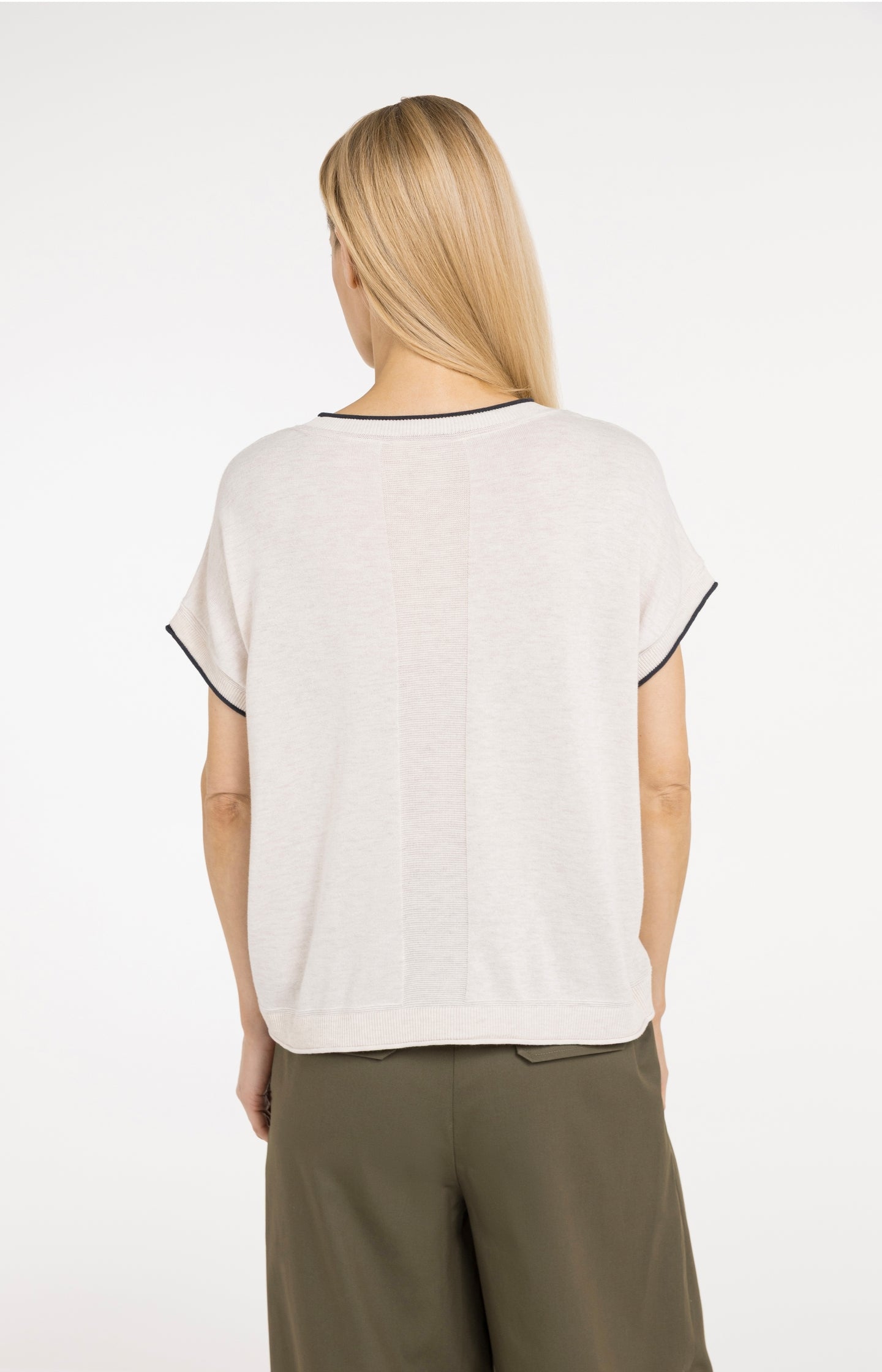 Knitted top with short sleeves and rolled edges