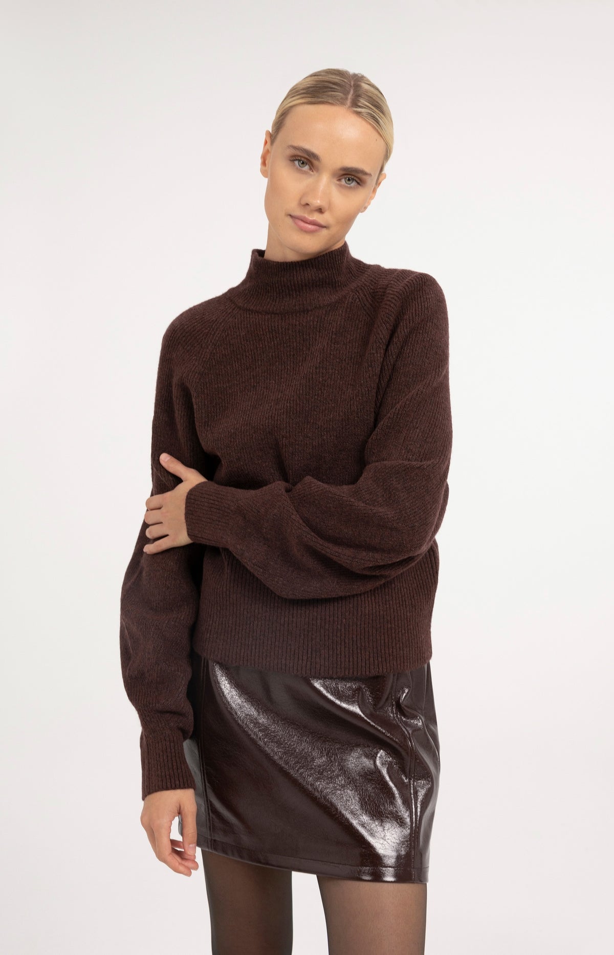 Knitted turtleneck sweater with batwing sleeves - Bitter Chocolate Red Melange