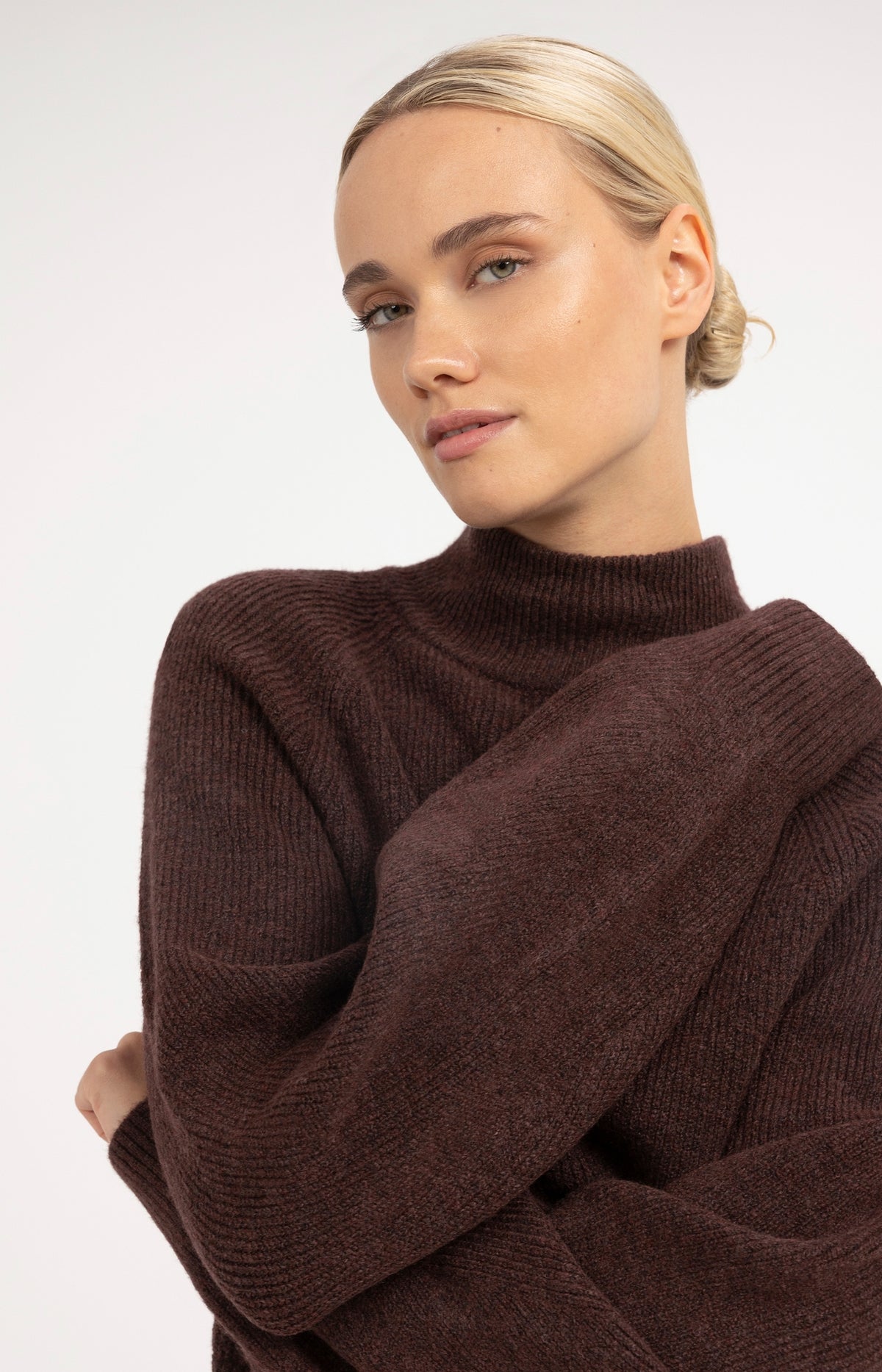 Knitted turtleneck sweater with batwing sleeves - Bitter Chocolate Red Melange
