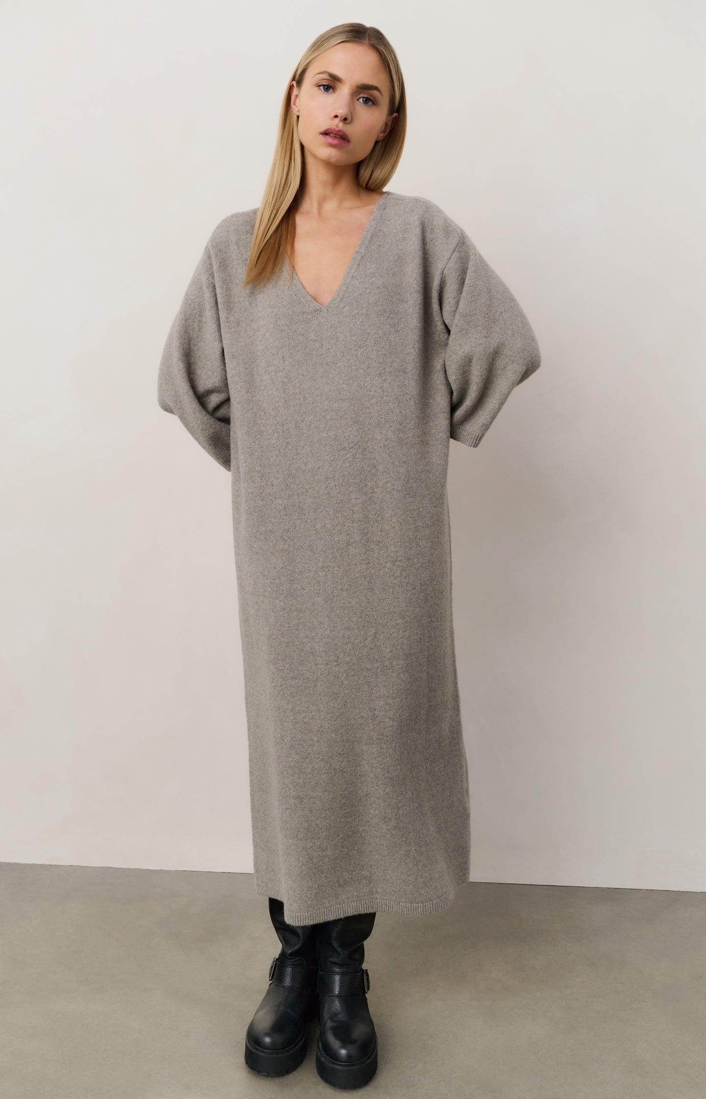 Knitted V-neck dress with short sleeves - Type: lookbook