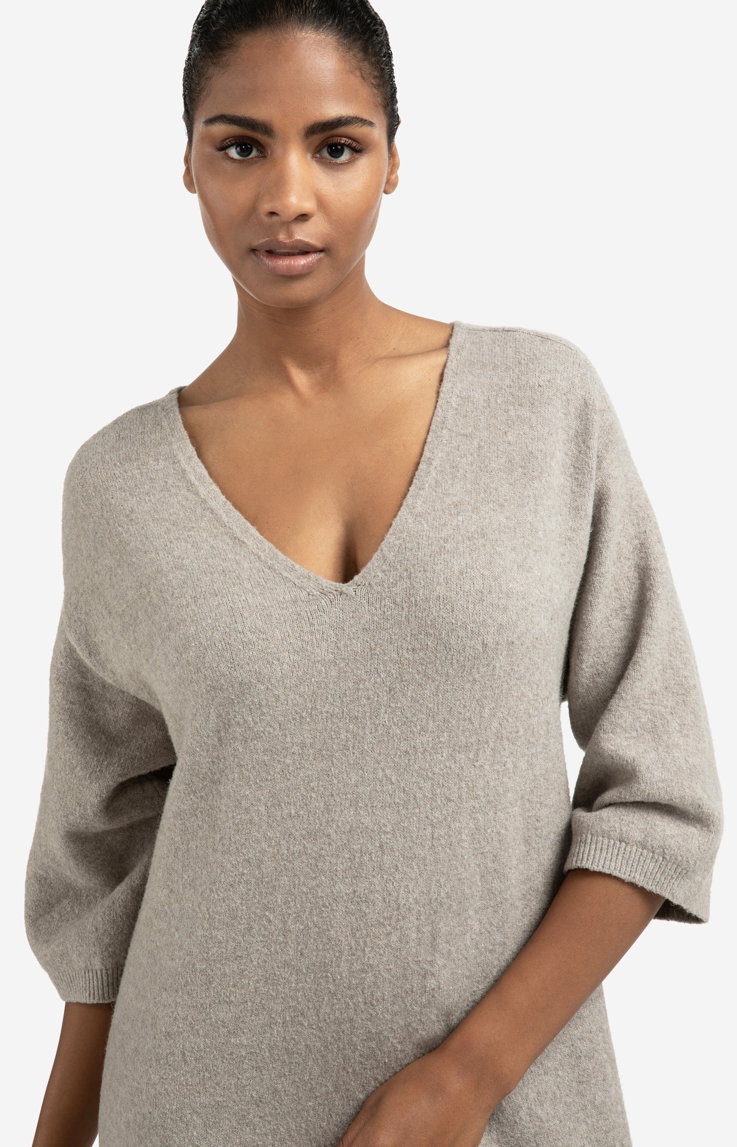 Knitted V-neck dress with short sleeves