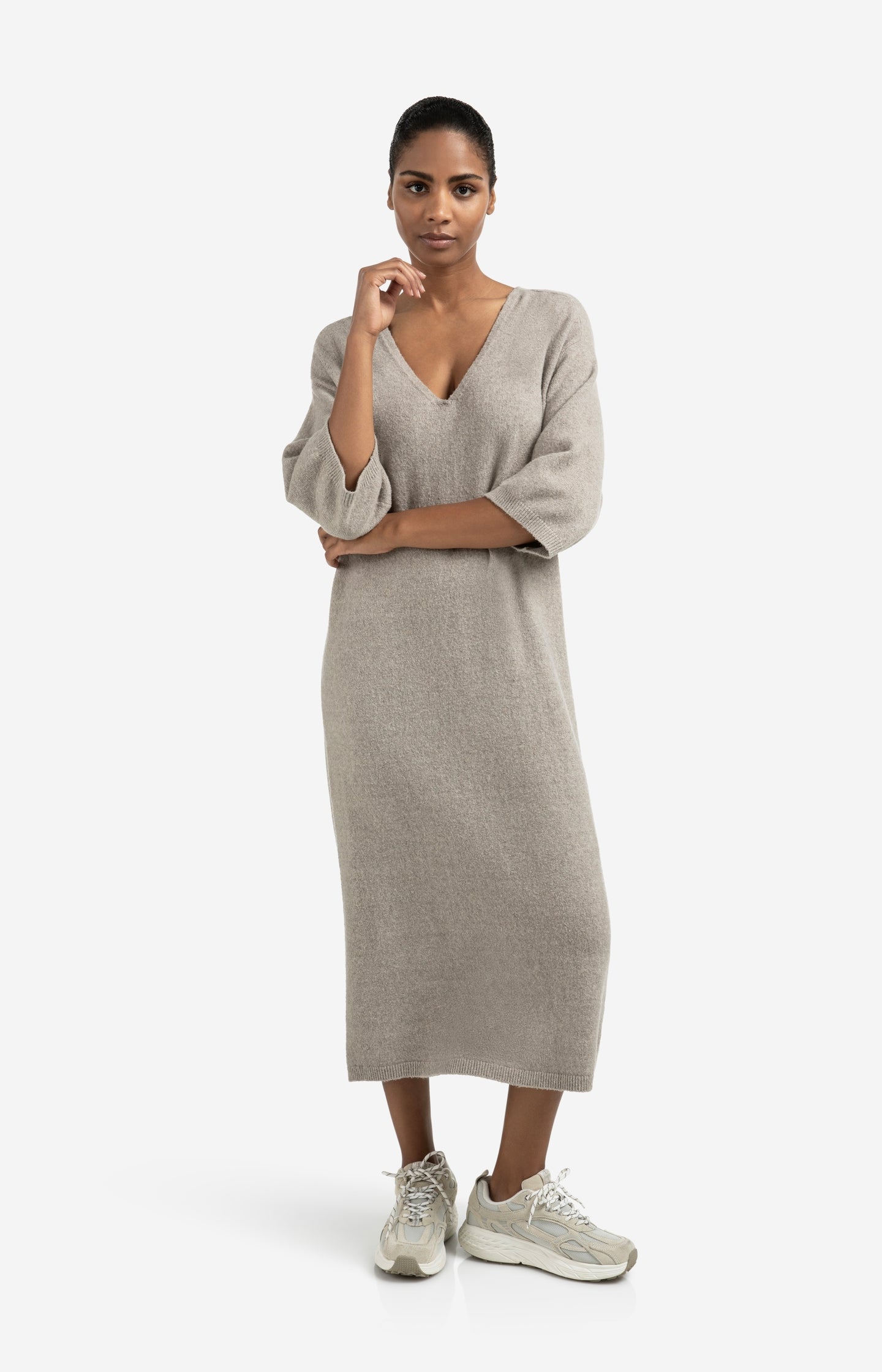 Knitted V-neck dress with short sleeves