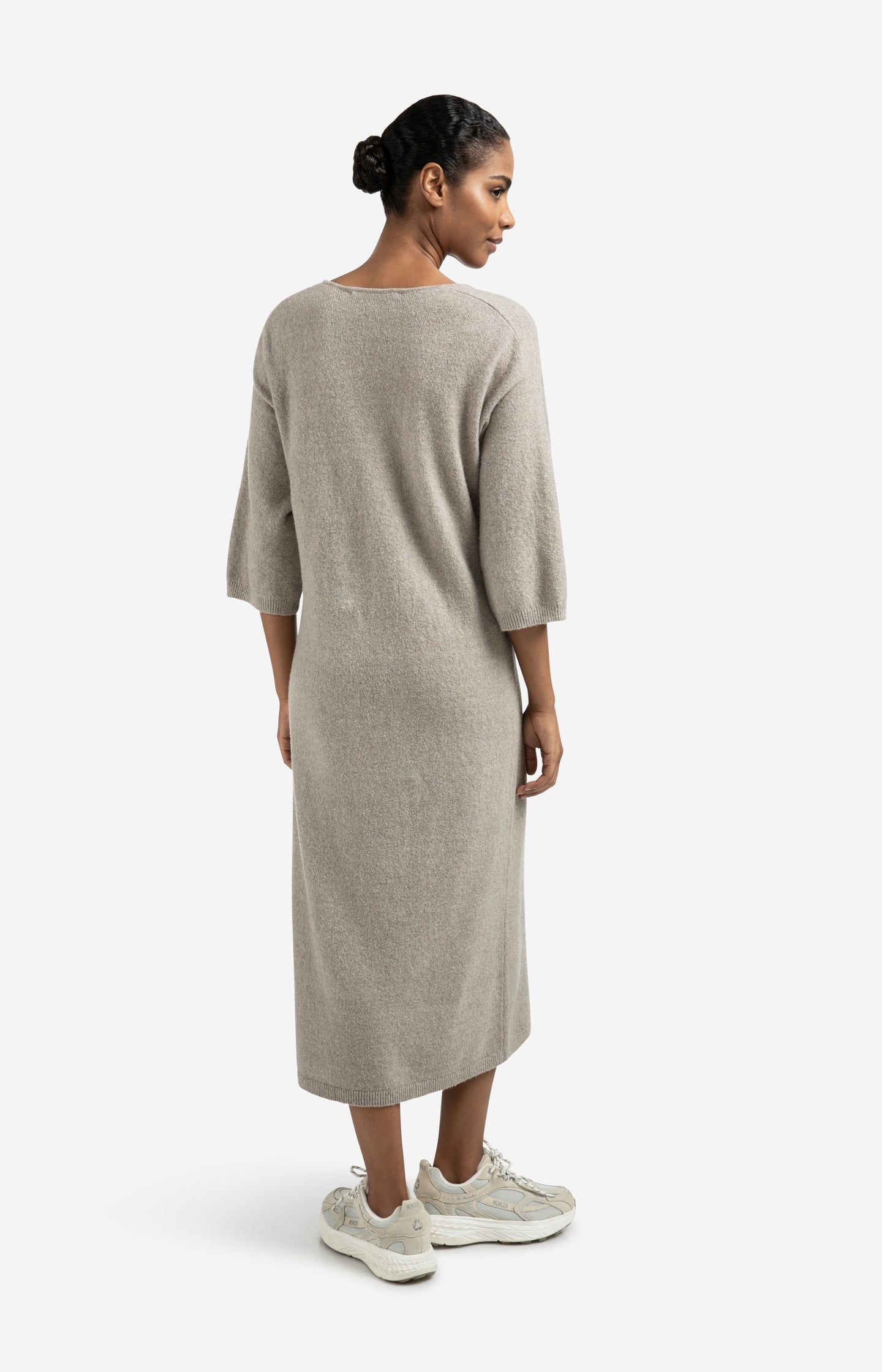 Knitted V-neck dress with short sleeves