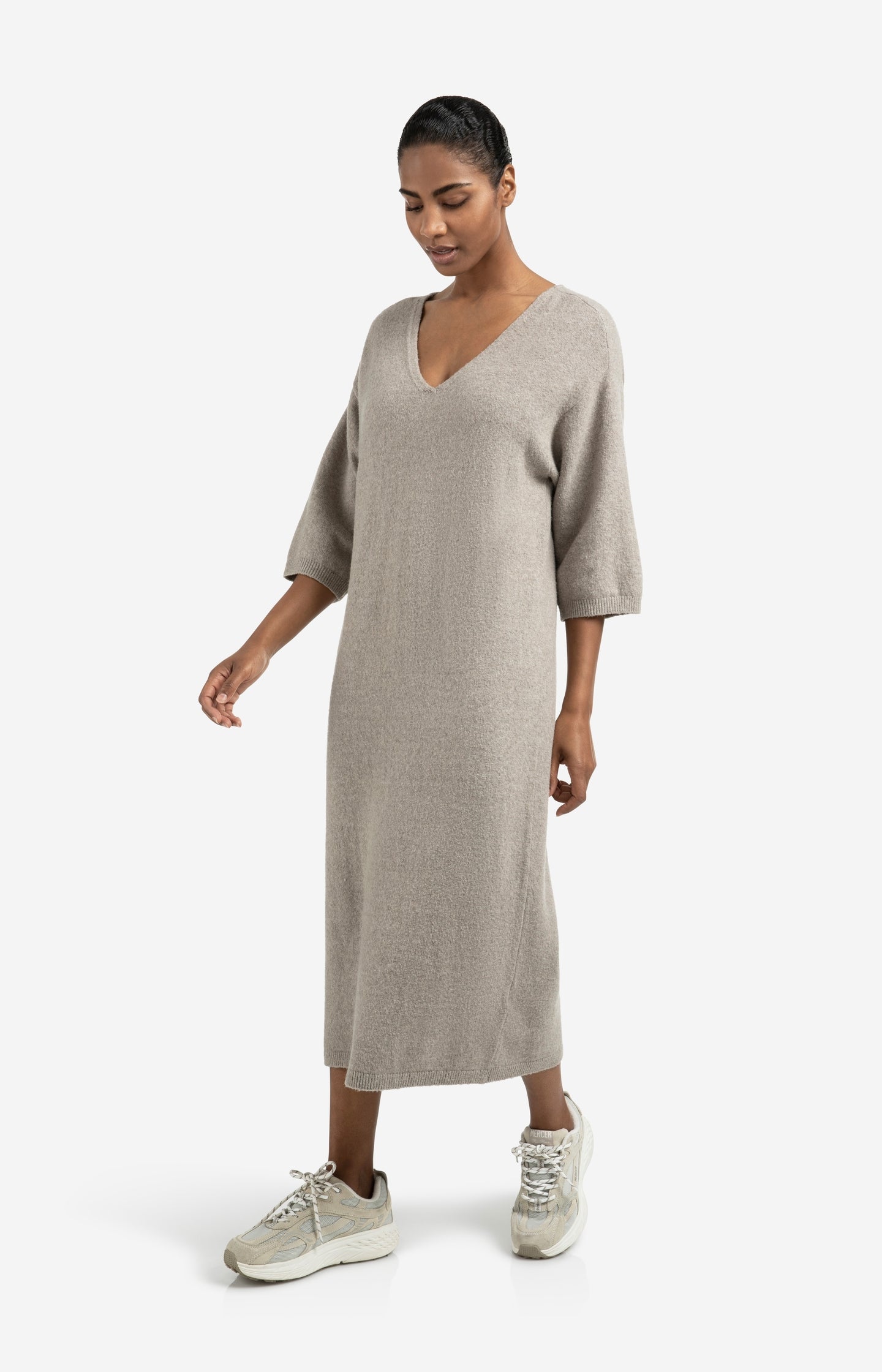 Knitted V-neck dress with short sleeves