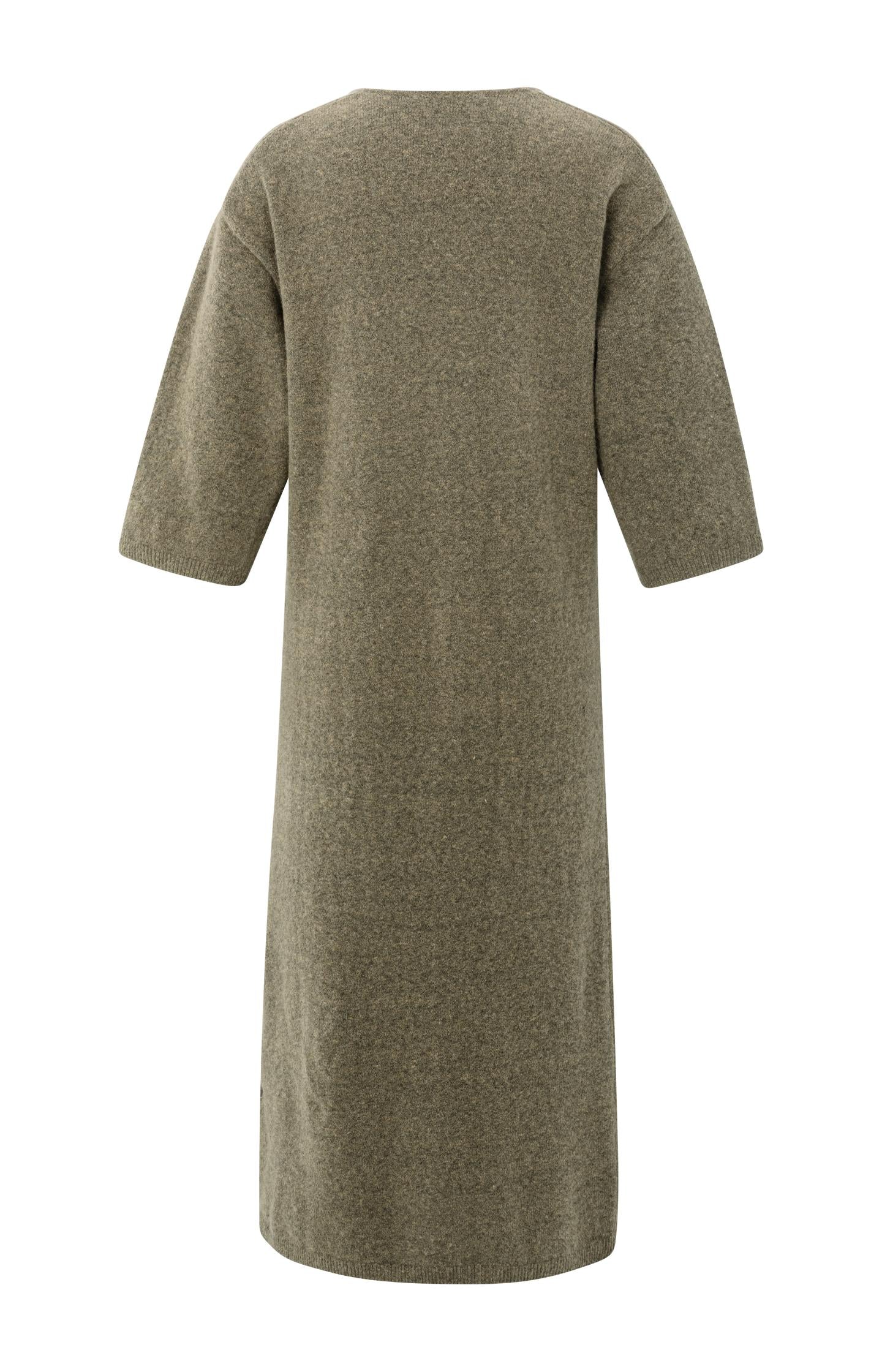 Knitted V-neck dress with short sleeves