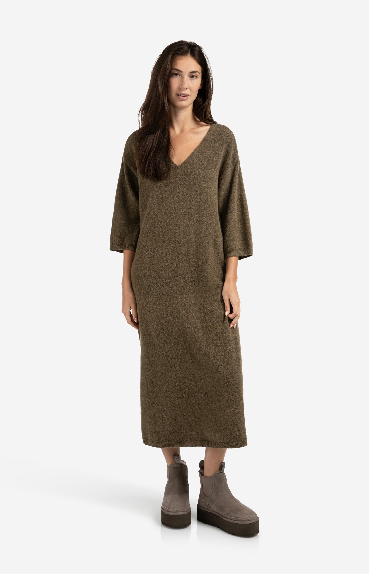 Knitted V-neck dress with short sleeves
