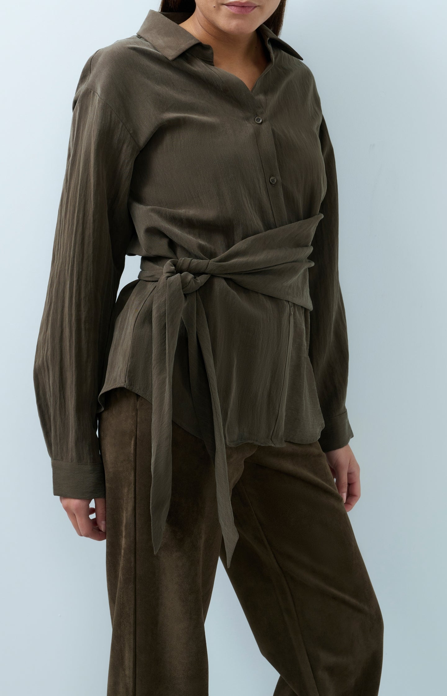 Knotted blouse with long sleeves