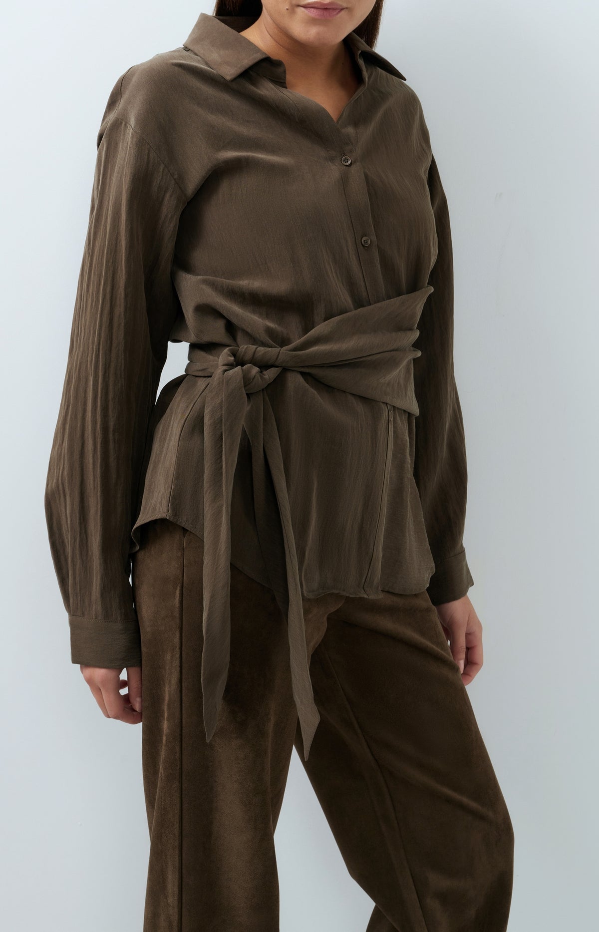 Knotted blouse with long sleeves