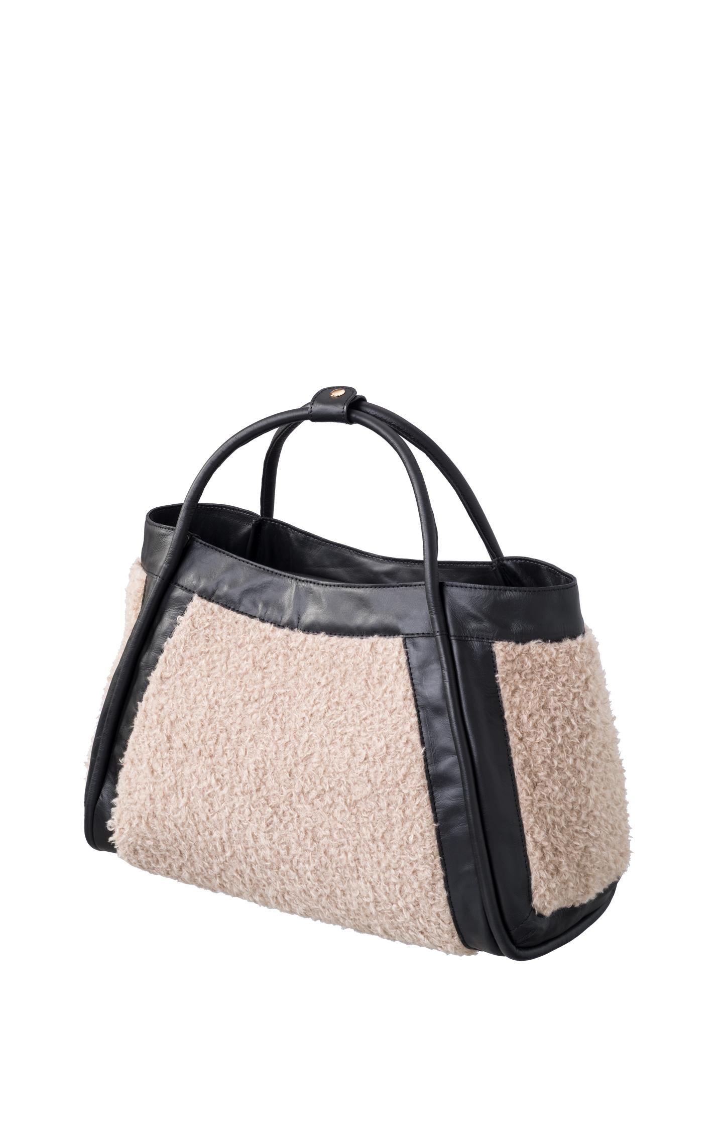 Leather bag with Lammy details - Black