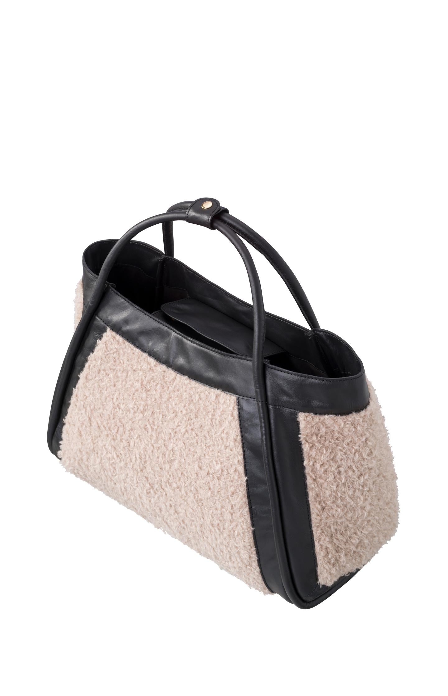 Leather bag with Lammy details - Black