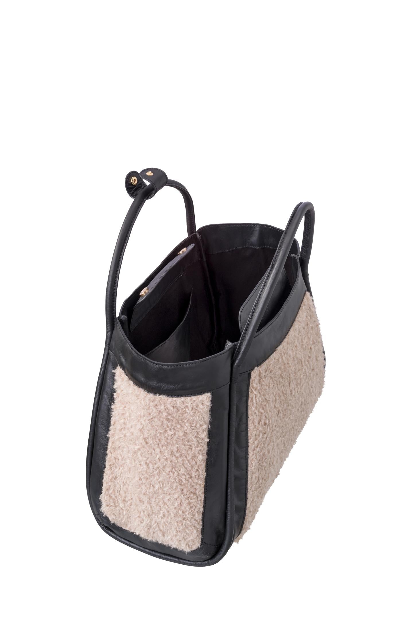 Leather bag with Lammy details - Black