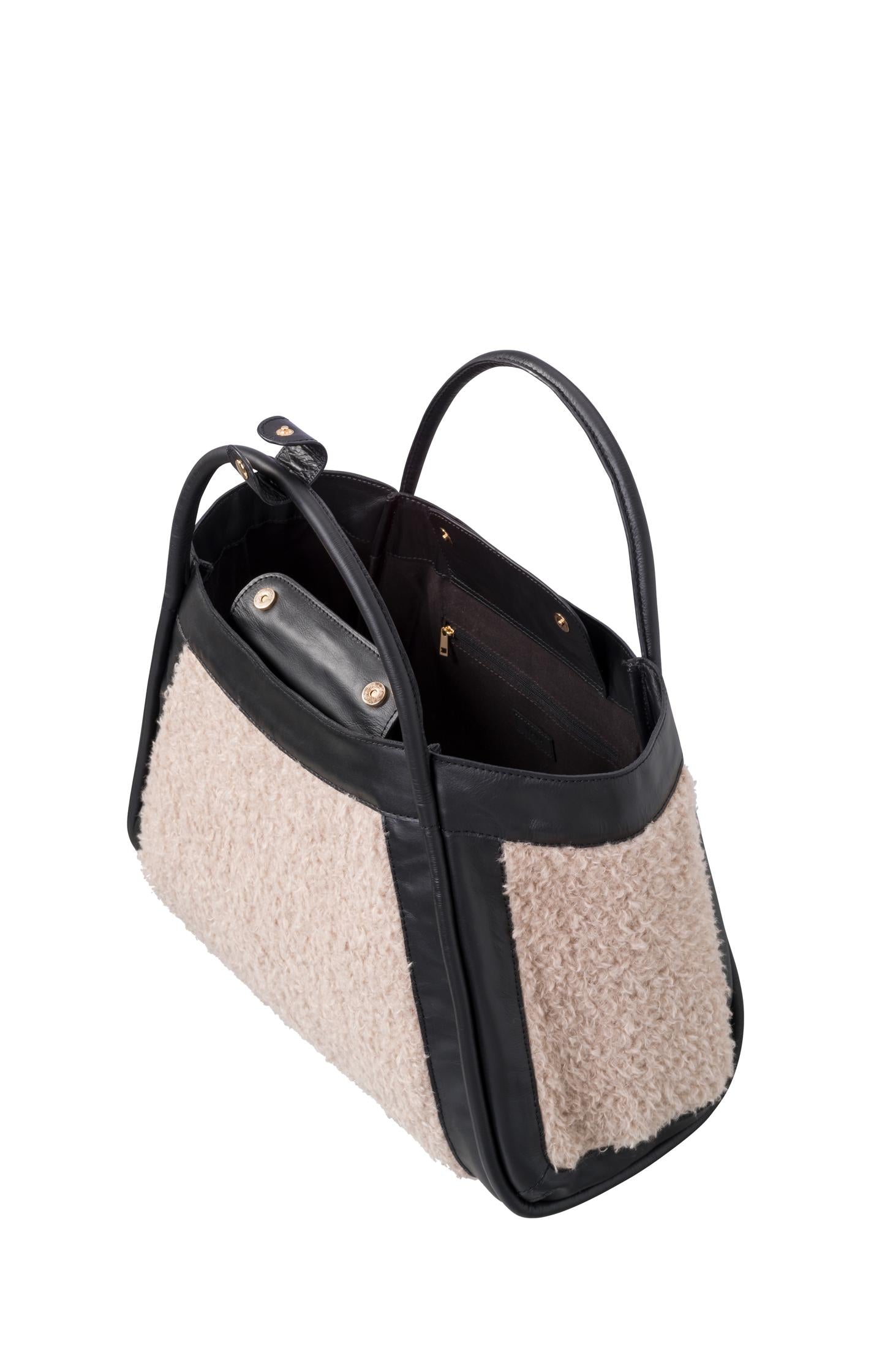 Leather bag with Lammy details - Black