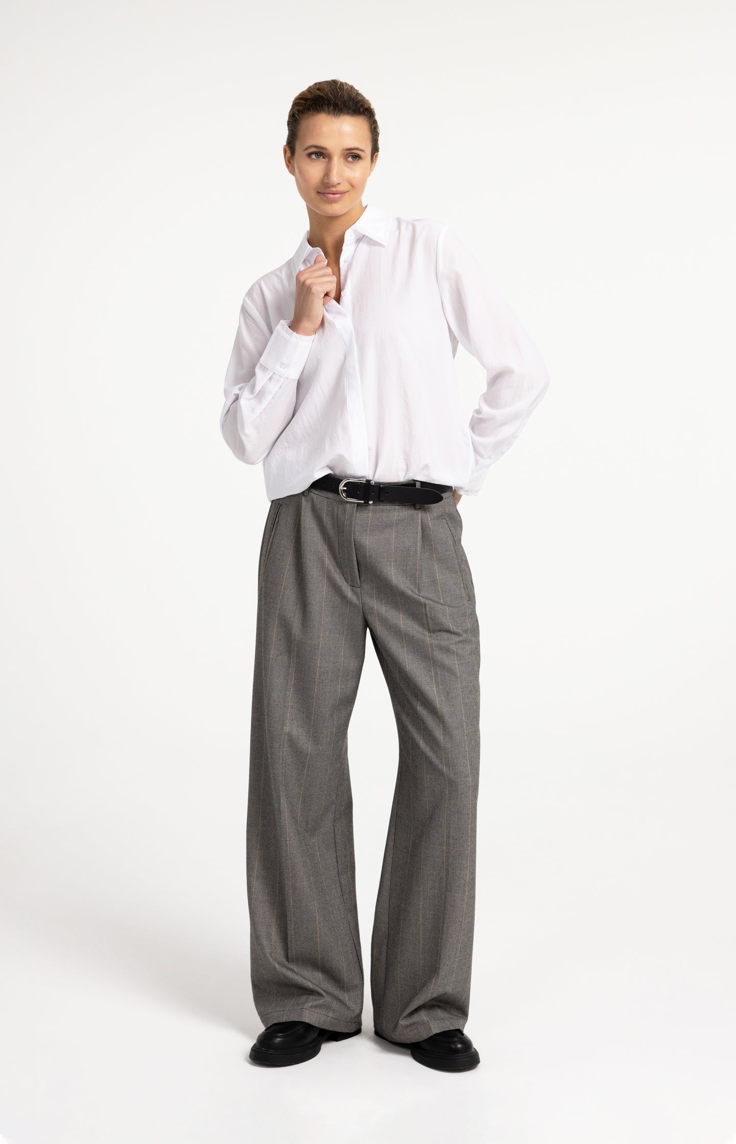 Leather belt with rounded buckle - Type: product