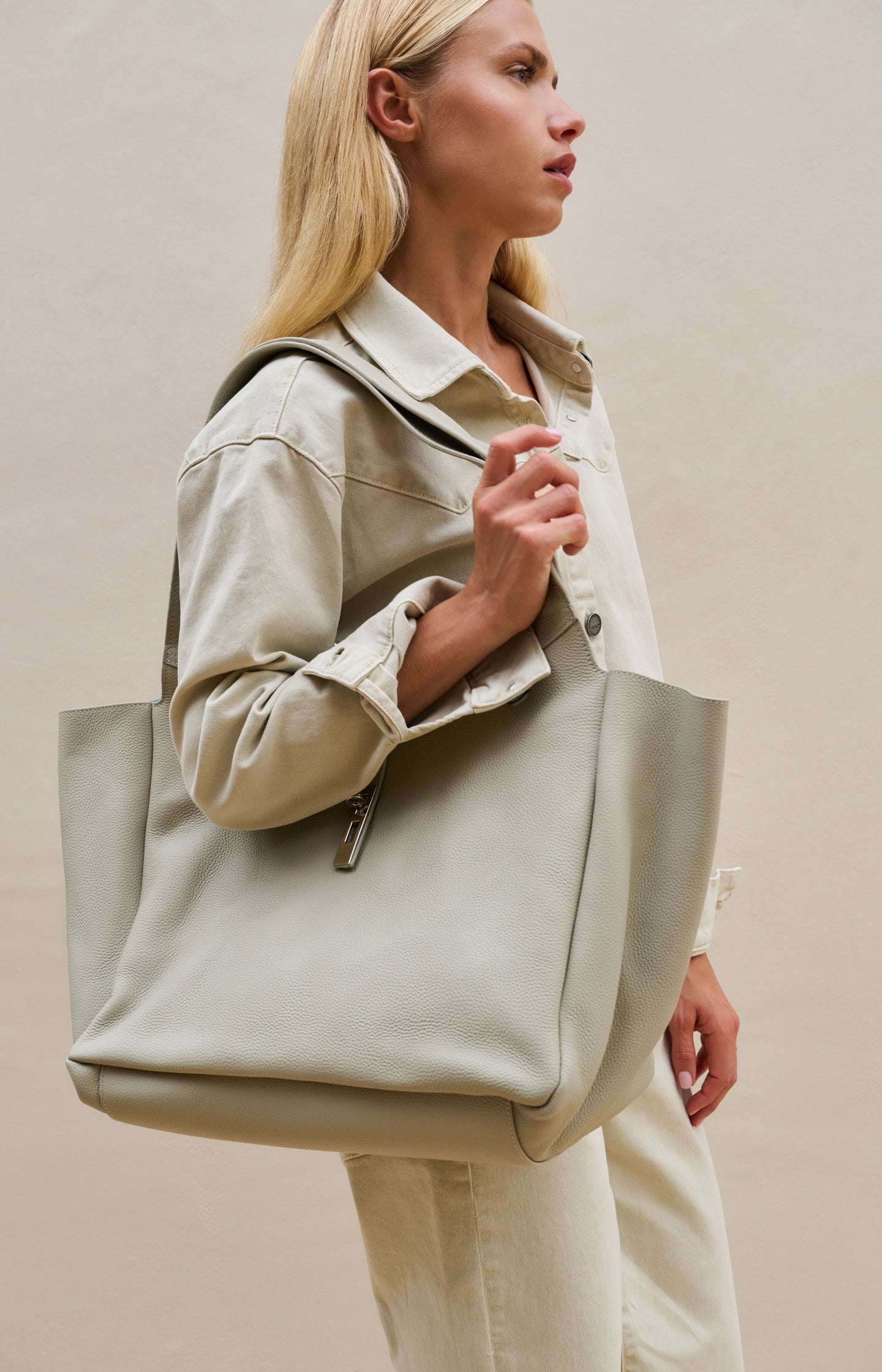 Leather shopper with wide handles and twist lock