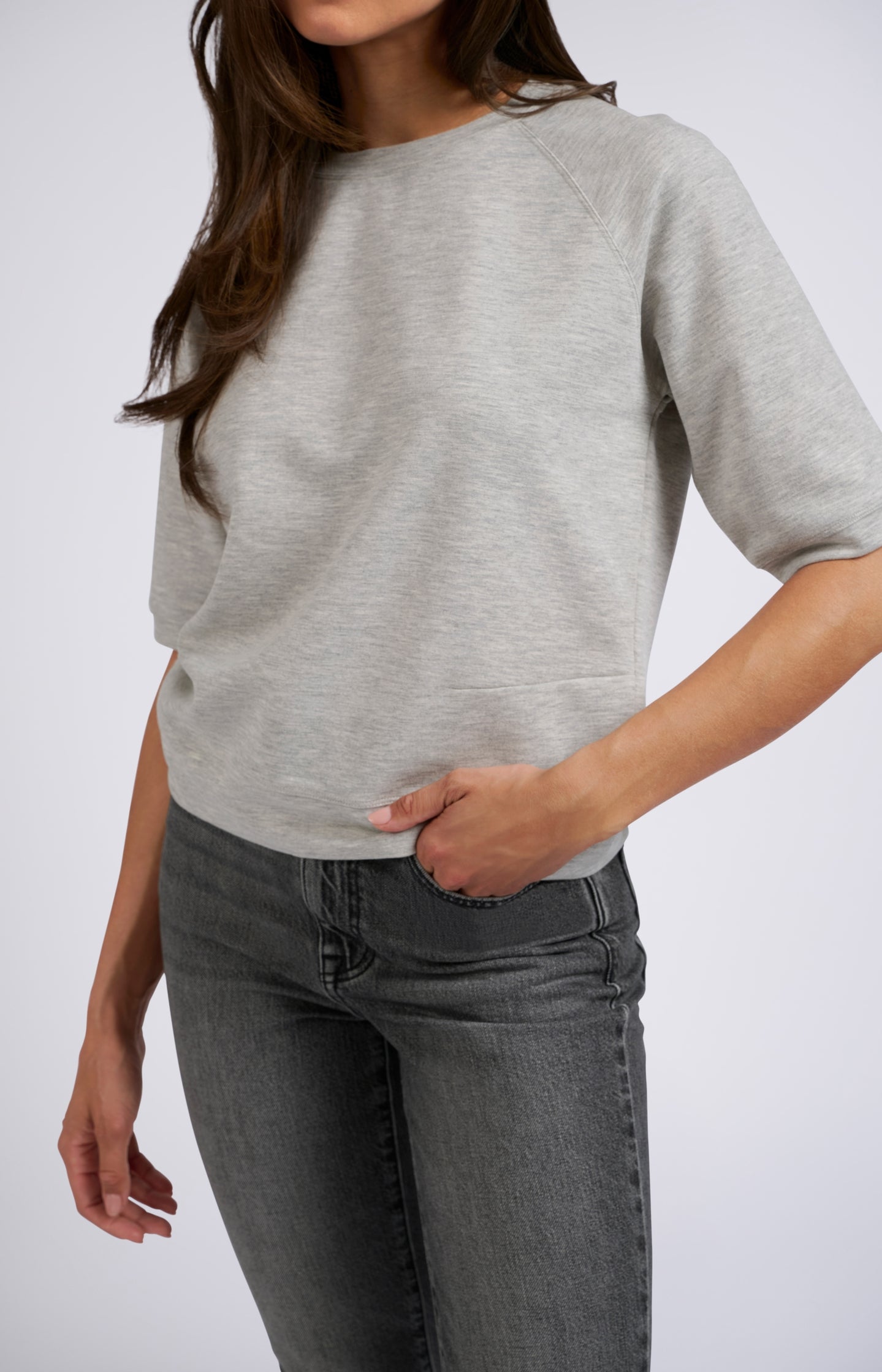 Light gray sweatshirt with short sleeves and round neck