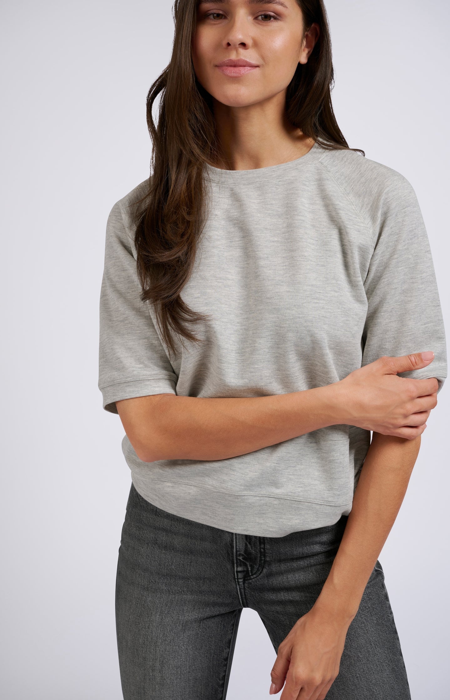 Light gray sweatshirt with short sleeves and round neck