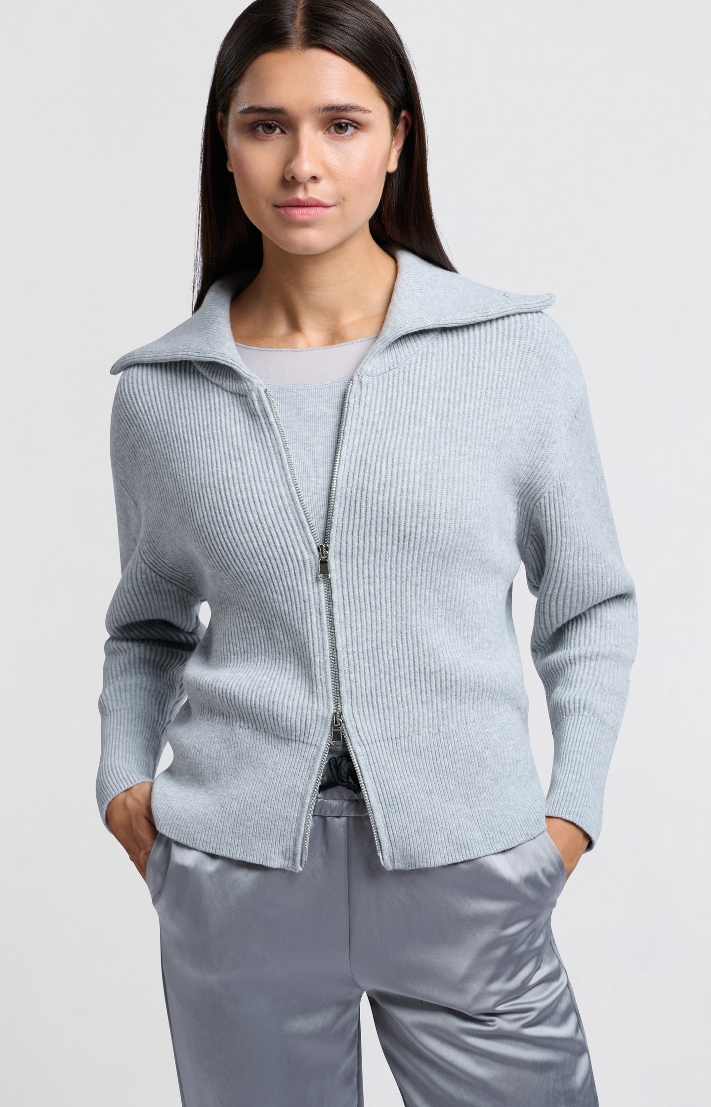 Light grey cardigan with long sleeves, collar and zipper - Type: lookbook