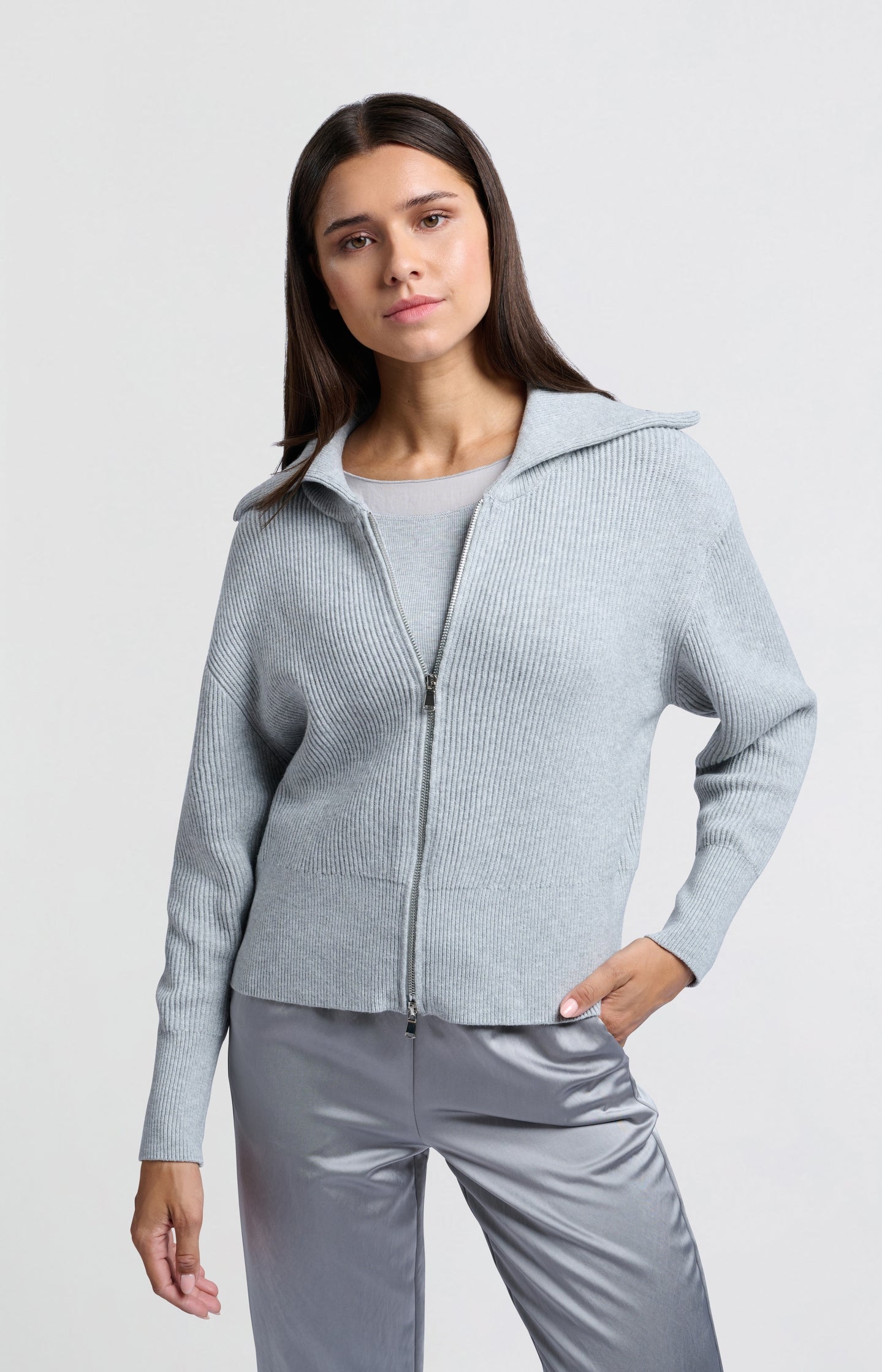 Light grey cardigan with long sleeves, collar and zipper