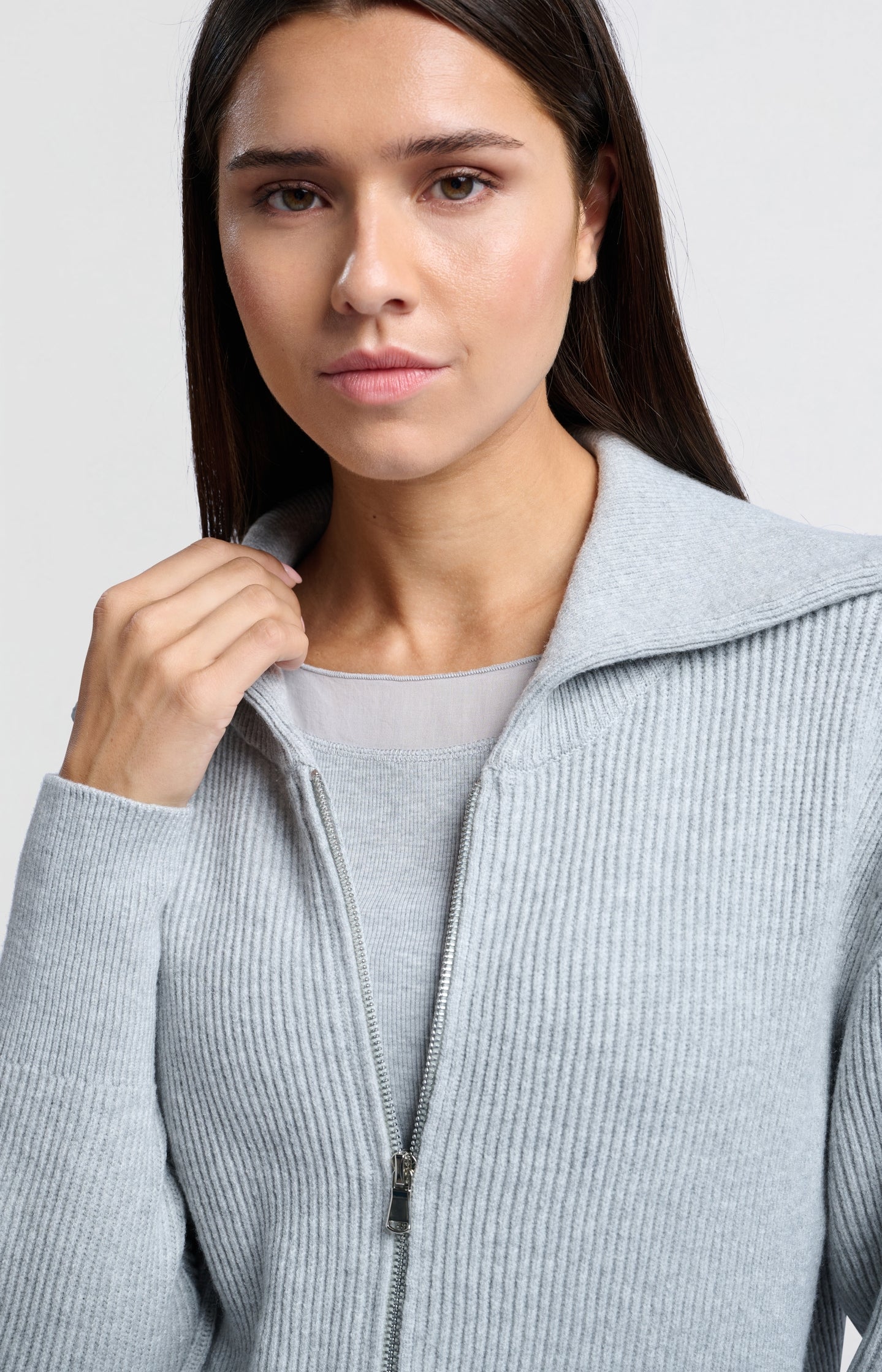 Light grey cardigan with long sleeves, collar and zipper