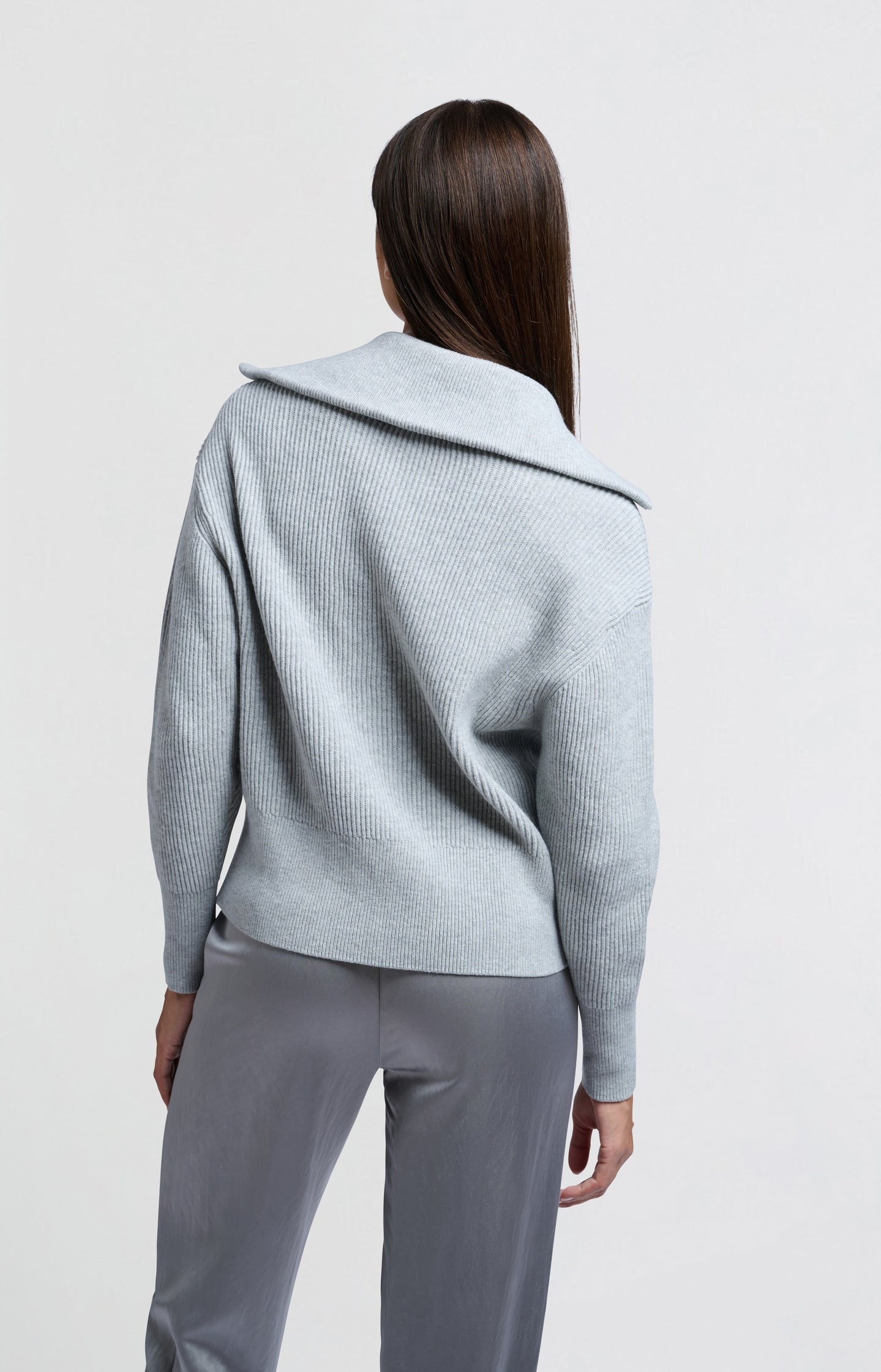 Light grey cardigan with long sleeves, collar and zipper