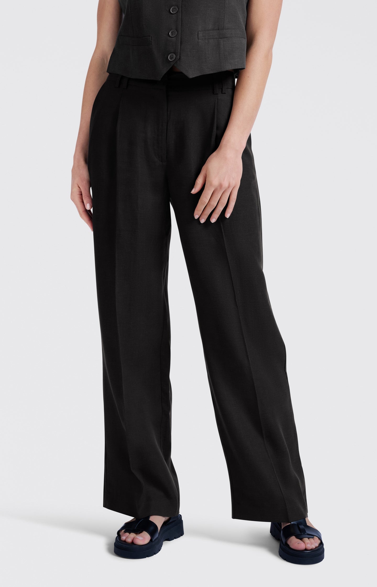 Linen-blend trousers with wide legs (L32)