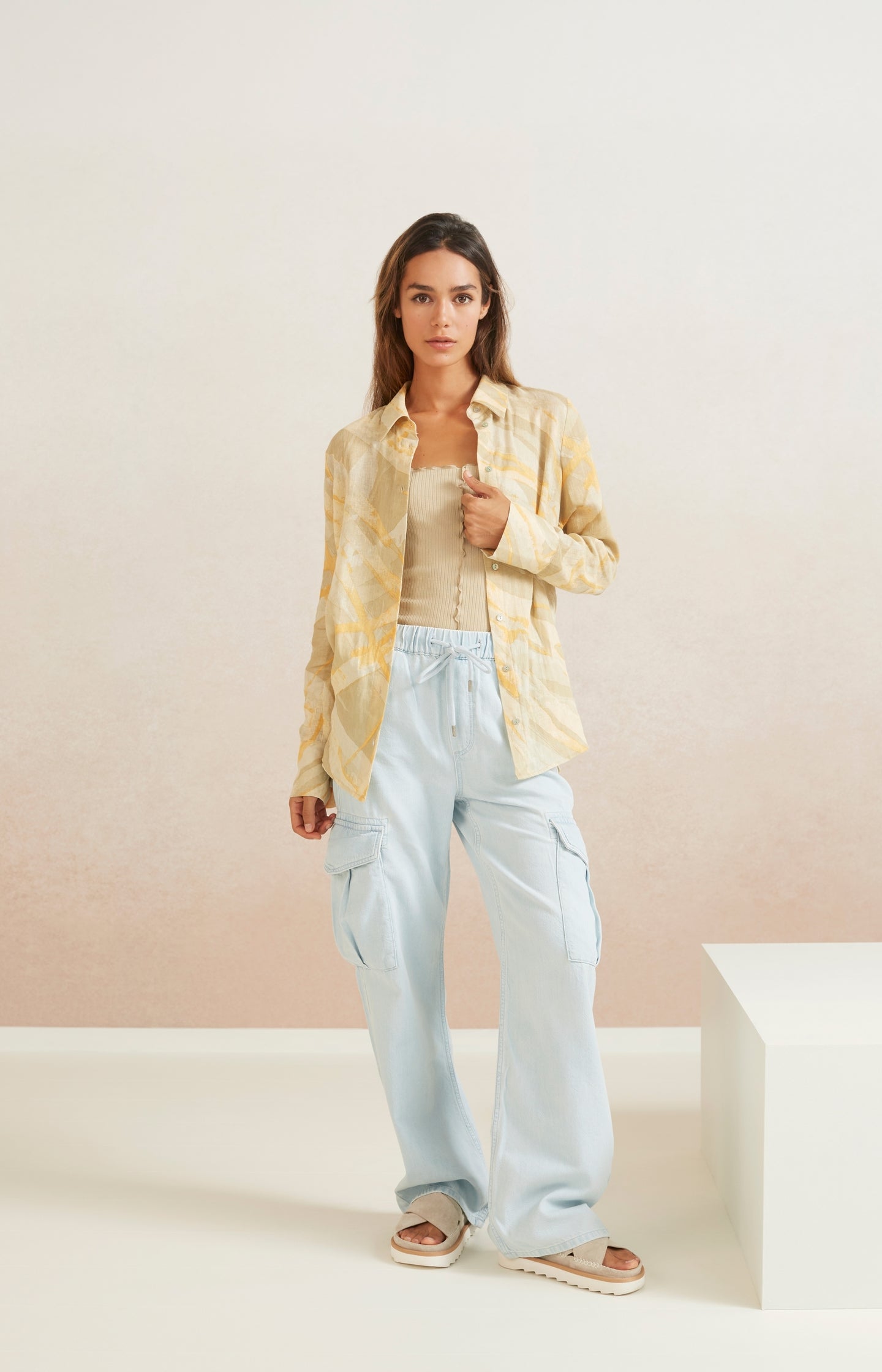 Linen blouse with long sleeves, buttons and print - Type: lookbook