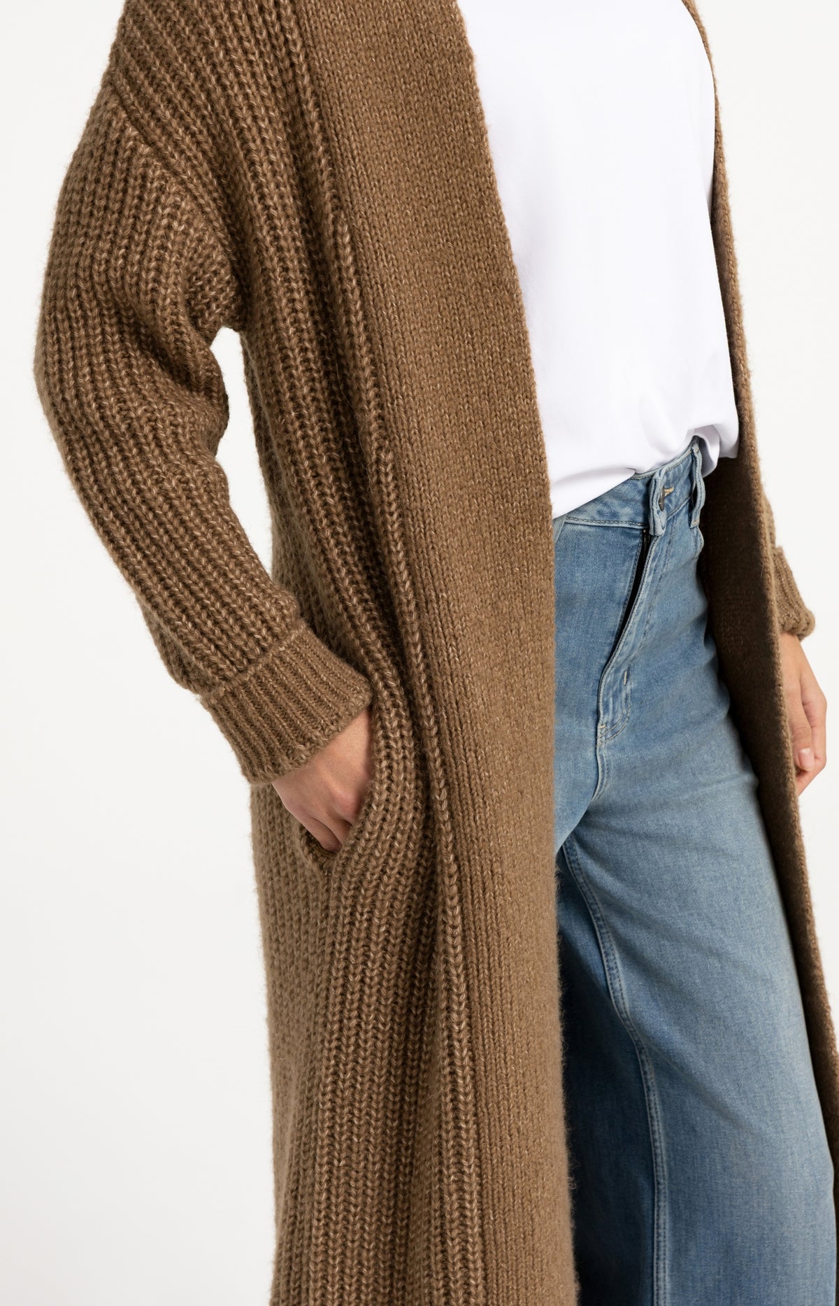 Long chunky knit cardigan with long sleeves