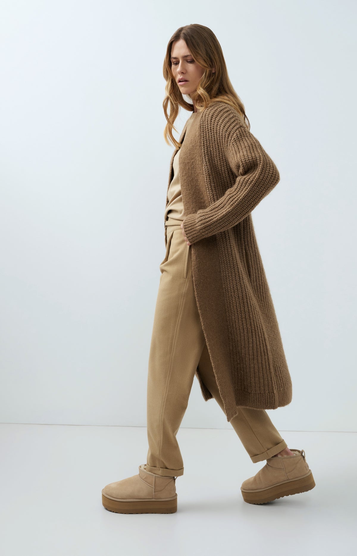 Long chunky knit cardigan with long sleeves