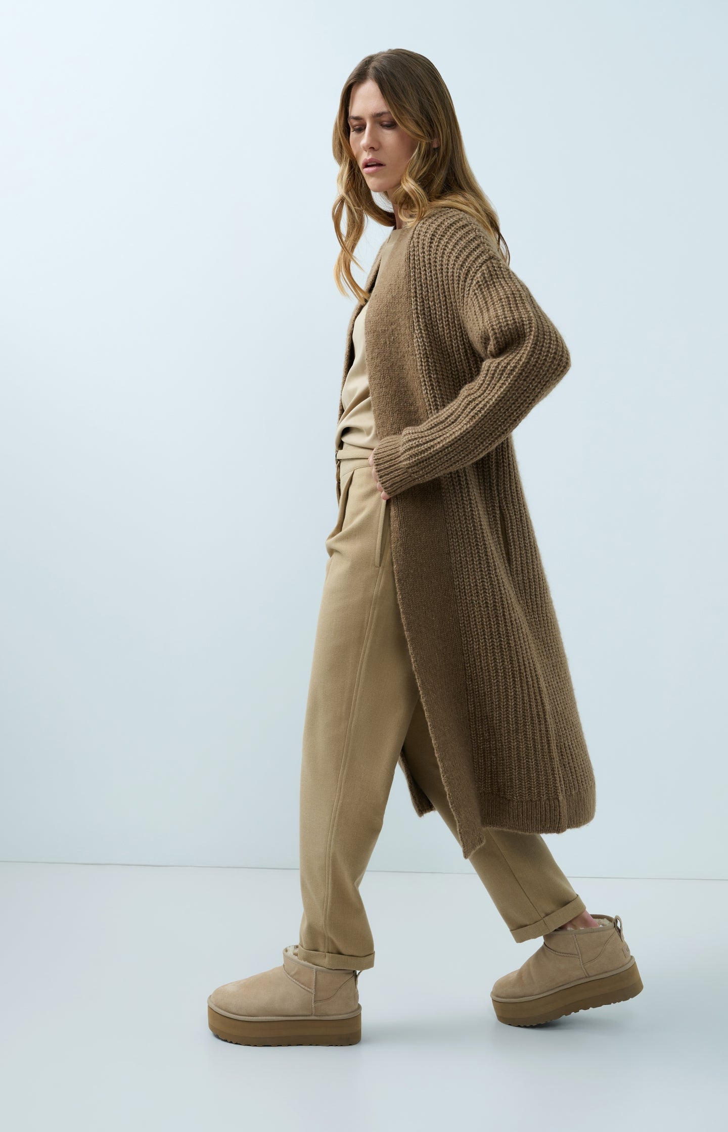 Long chunky knit cardigan with long sleeves
