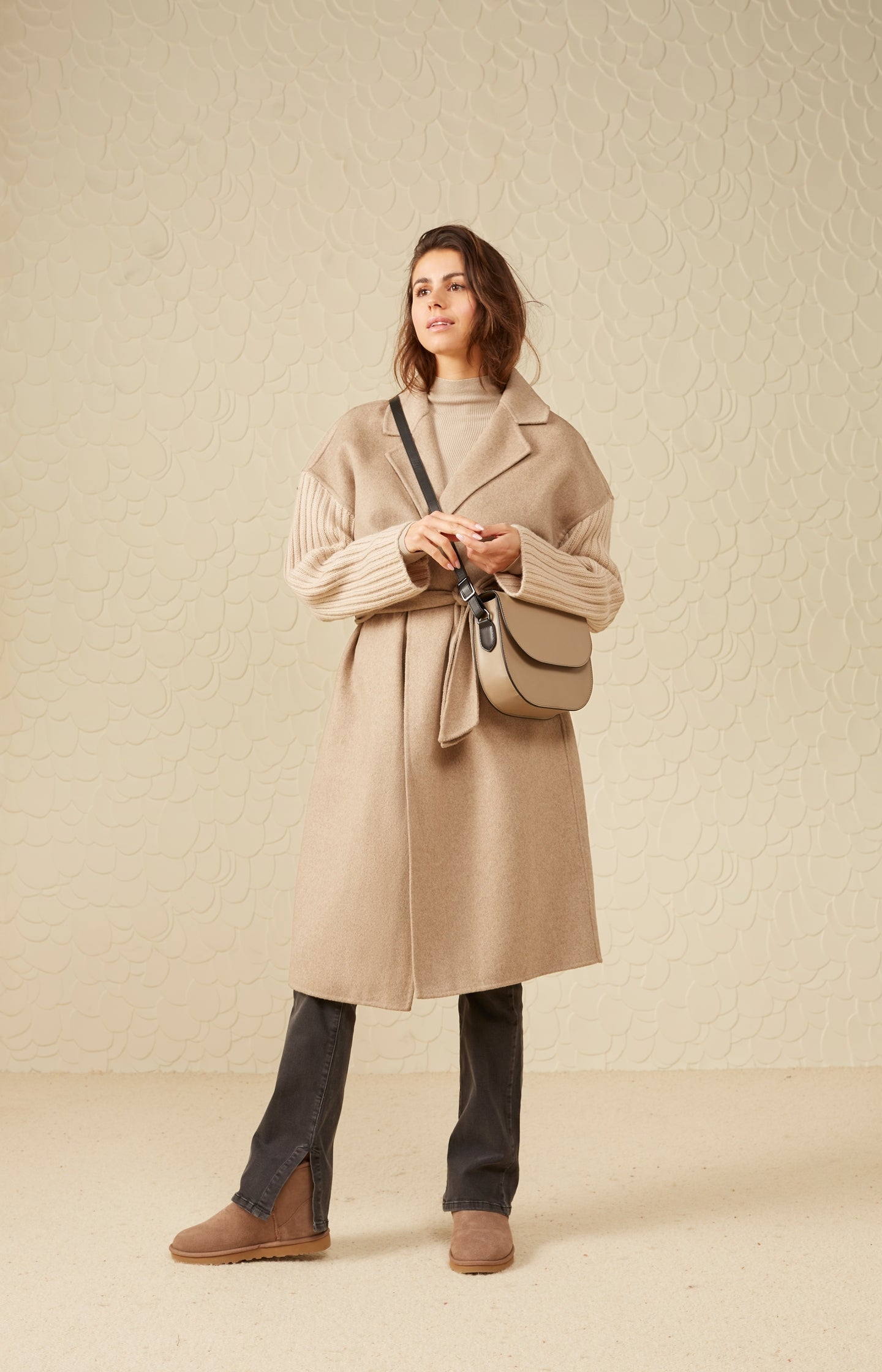 Long coat with collar, long knitted sleeves and waist band